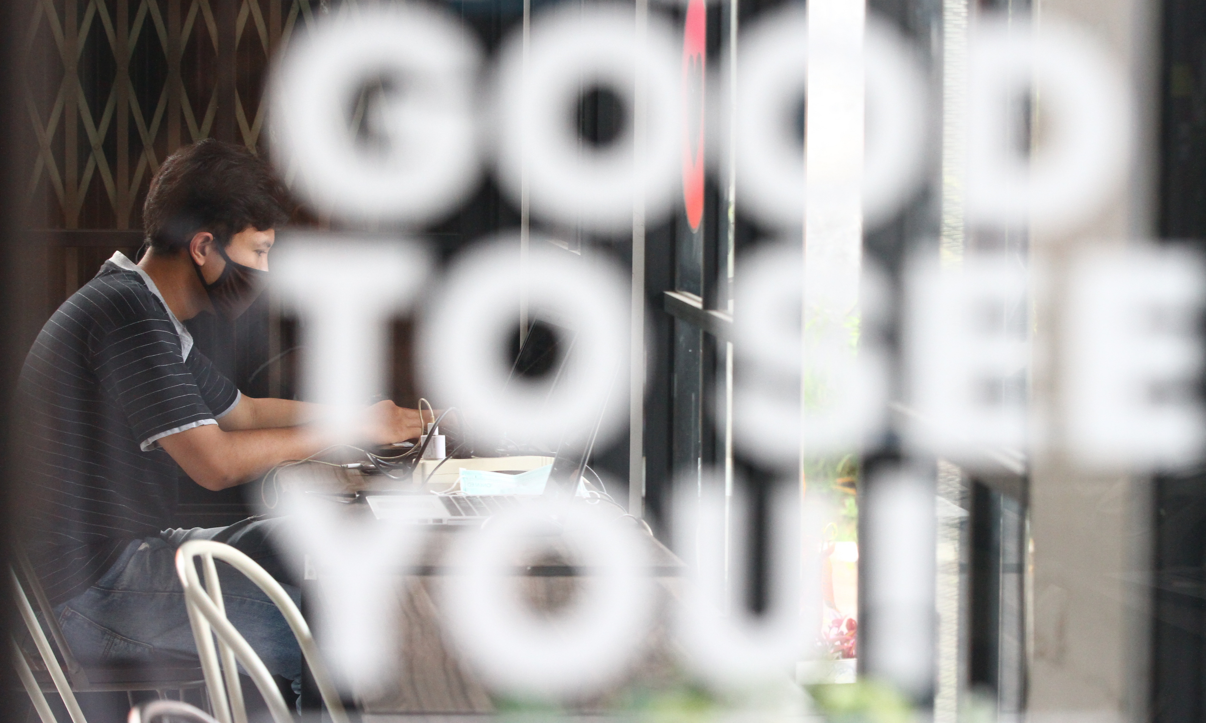  Pelayanan di sebuah kantor bersama berbasis jaringan internet (Coworking space) Ngalup.Co di Malang, Jawa Timur, Senin (12/10).