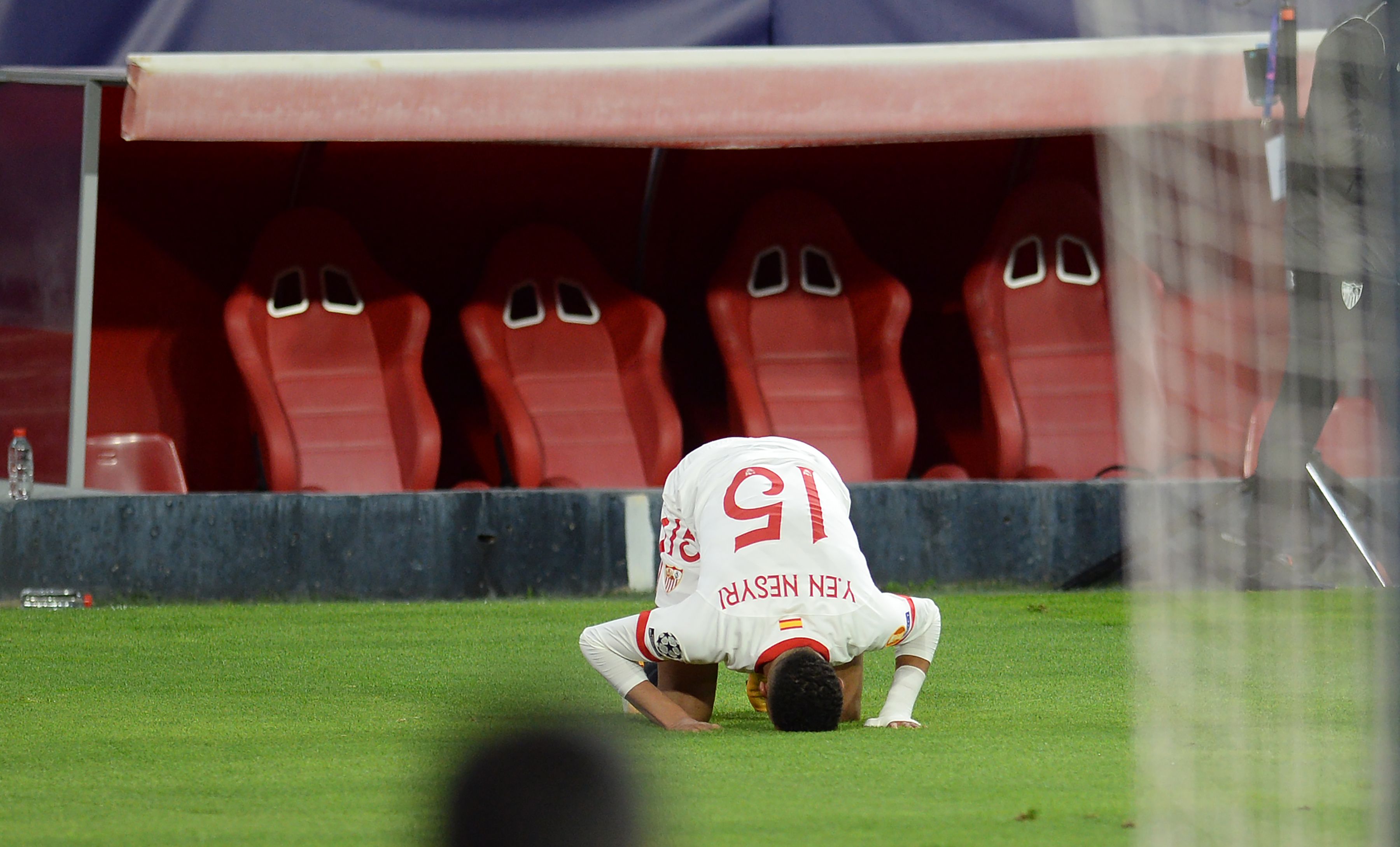 Penyerang Sevilla Youssef En-Nesyri sujud syukur setelah mencetak gol keduanya ke gawang Krasnodar di laga Liga Champions.