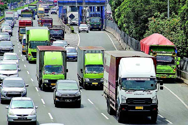 Truk-truk pengangkut logistik melintas di Tol TB Simatupang, Jakarta Selatan, kemarin.