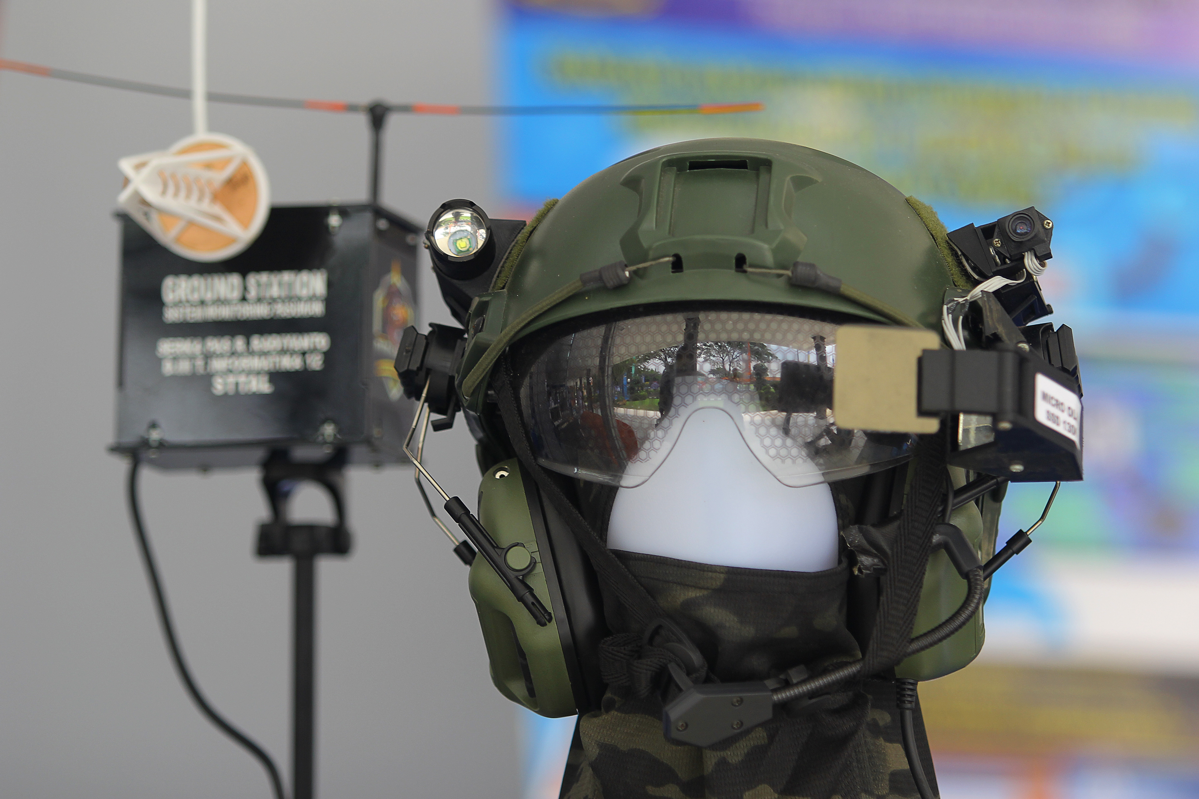 Inovasi mahasiswa STTAL berupa helm taktis monitoring pasukan.