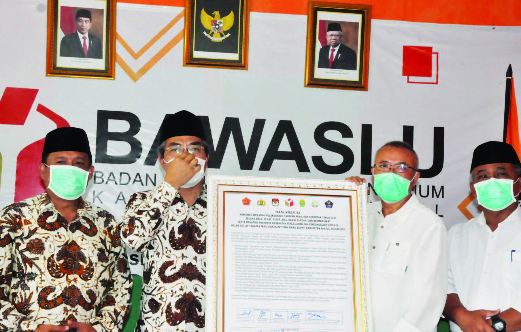 KAMPANYE BERINTEGRITASPasangan Calon Bupati dan Wakil Bupati Bantul nomor urut 1 Abdul Halim Muslih (kedua dari kiri) bersama Joko Purnomo  