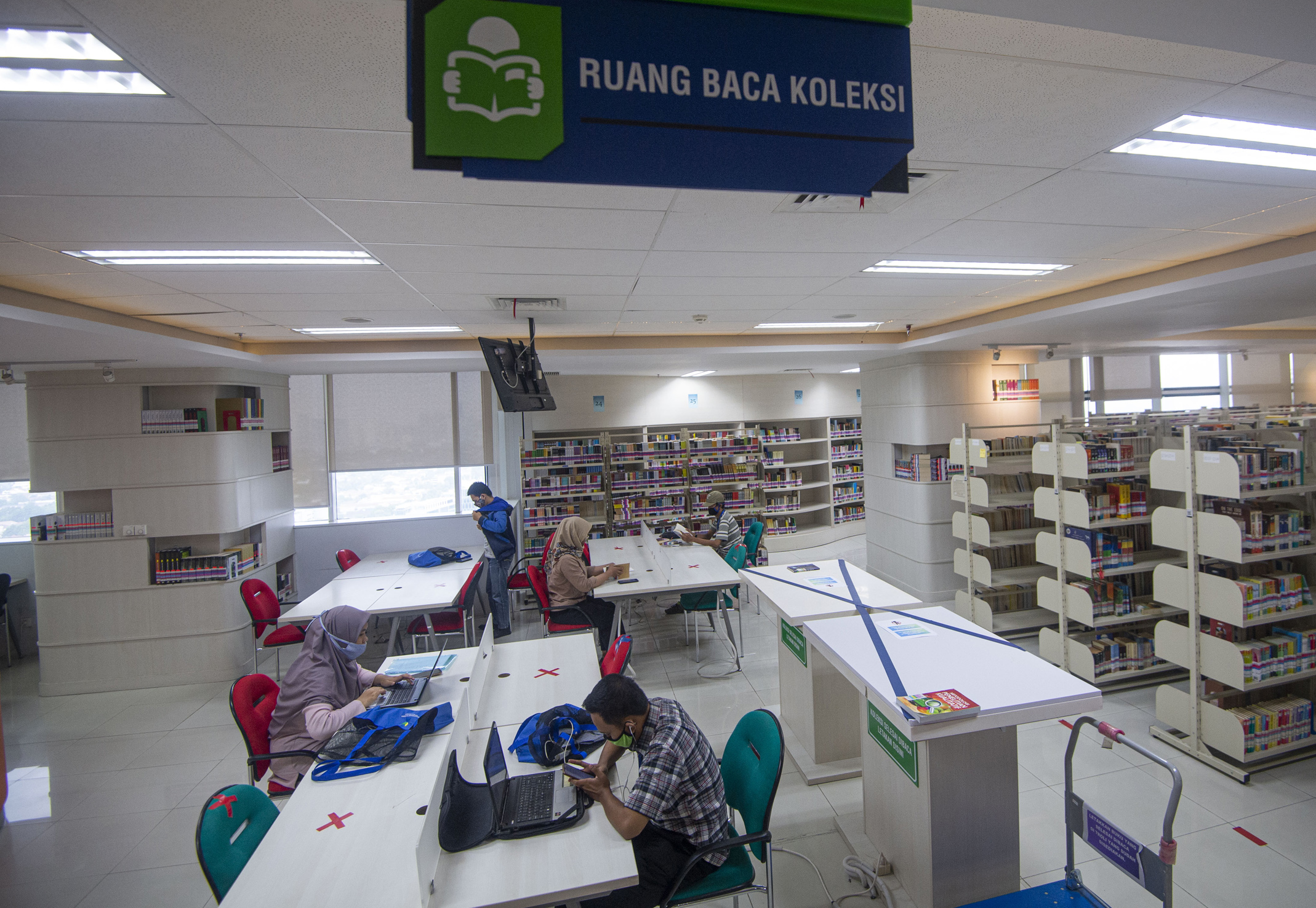 Sejumlah pengunjung membaca buku di Perpustakaan Nasional (Perpusnas), Jakarta, Rabu (5/8)