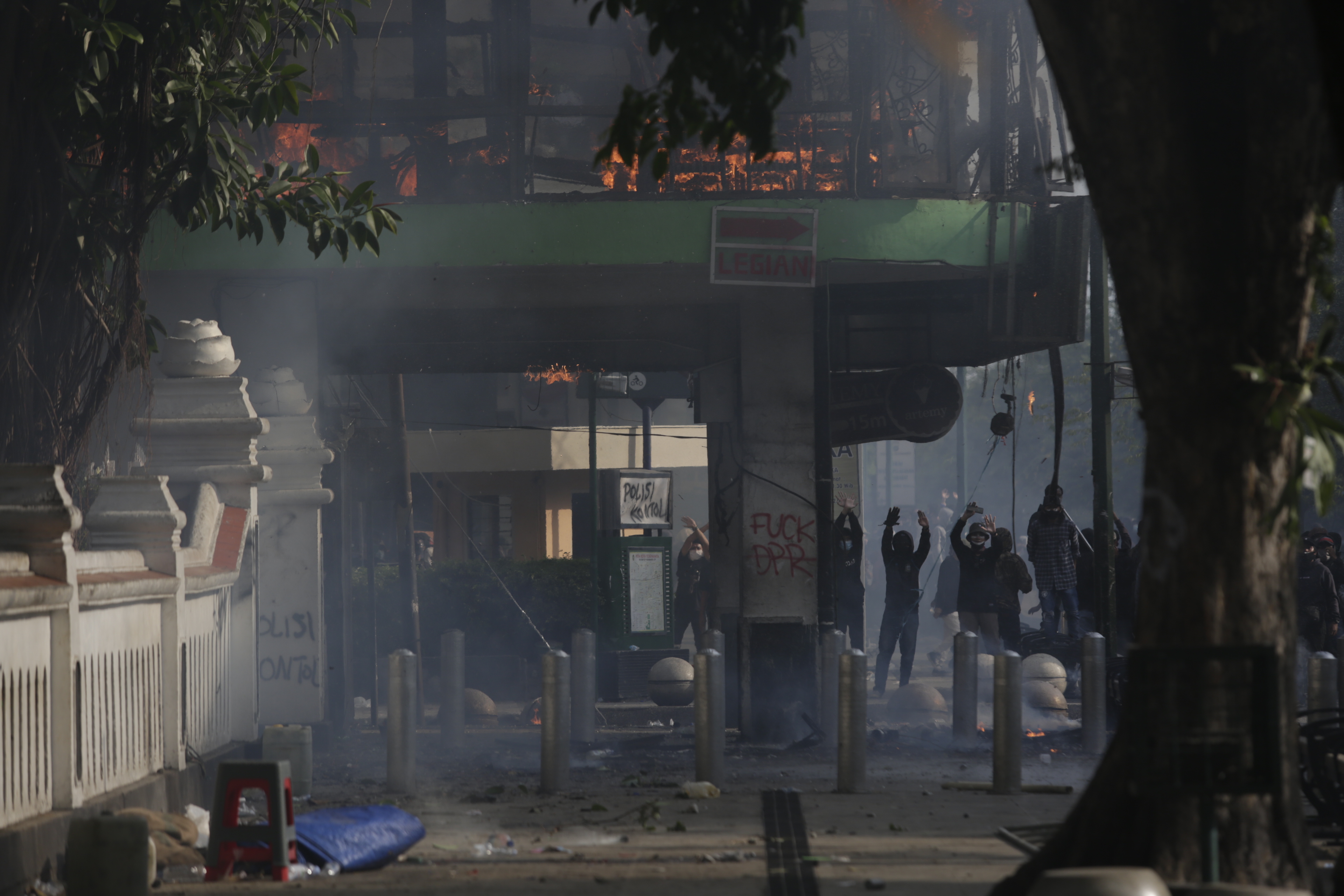 KERUSAKAN AKIBAT UNJUK RASA DI YOGYAKARTA: Sebuah restoran terbakar saat aksi menolak pengesahan Undang-Undang Cipta Kerja 