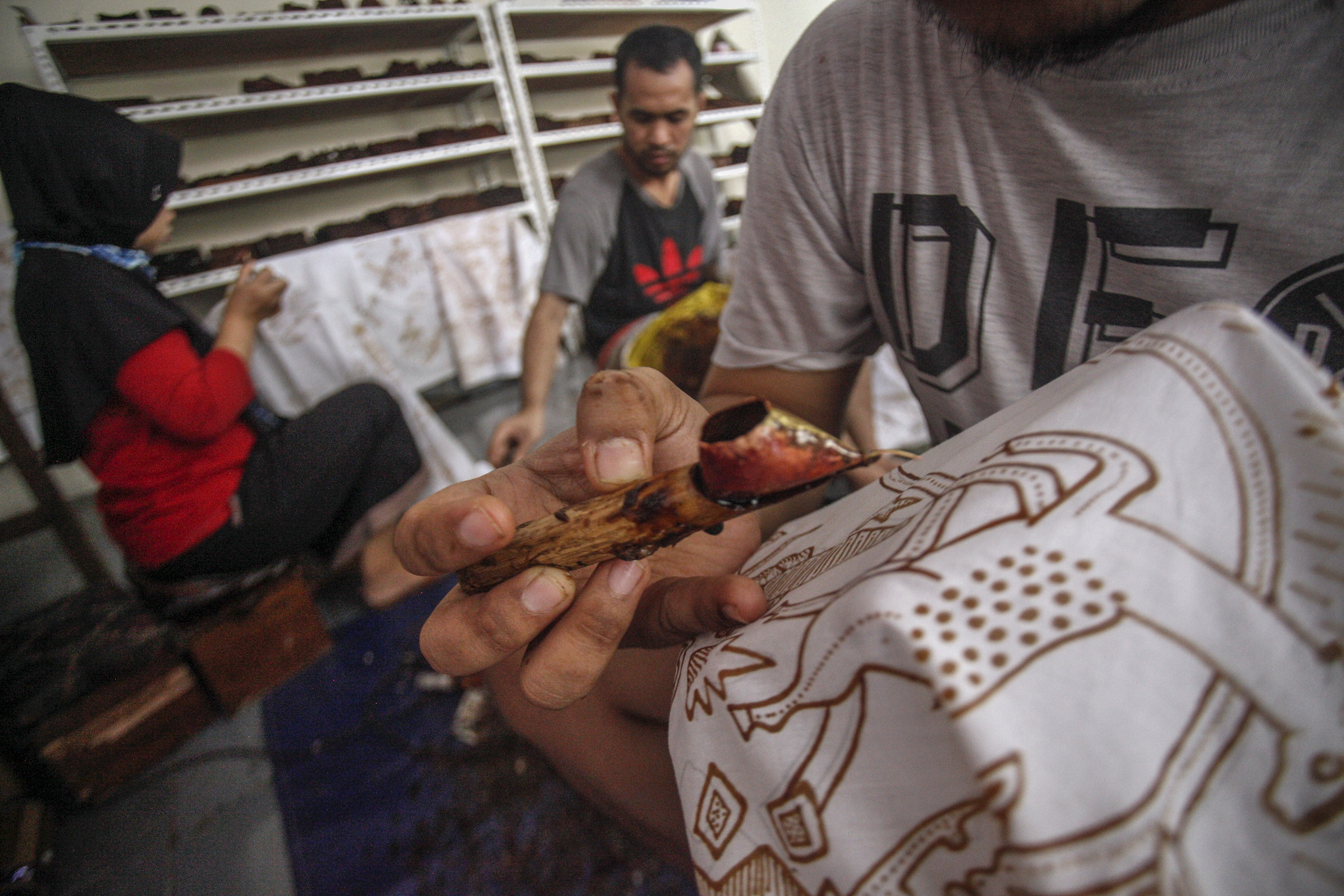 MENKOP DAN UKM PERSIAPKAN PROGRAM BAGI UMKM: Pekerja memproduksi batik di Sentra Kerajinan Batik Tradisiku, Kota Bogor, Jawa Barat.