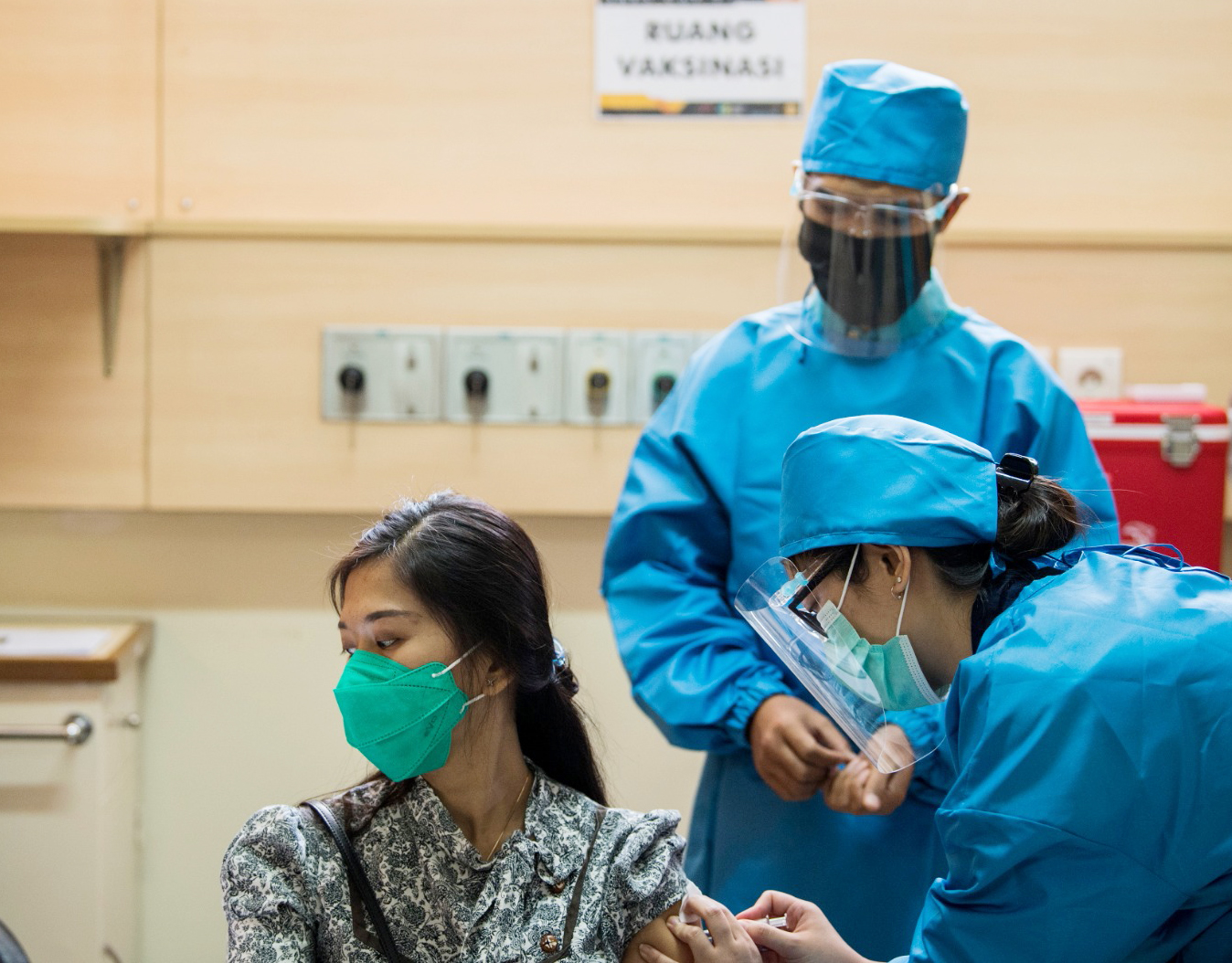 Petugas kesehatan menyuntikan vaksin pada relawan saat simulasi uji klinis vaksin covid-19 di Fakultas Kedokteran Unipad, Bandung, Kamis (6/