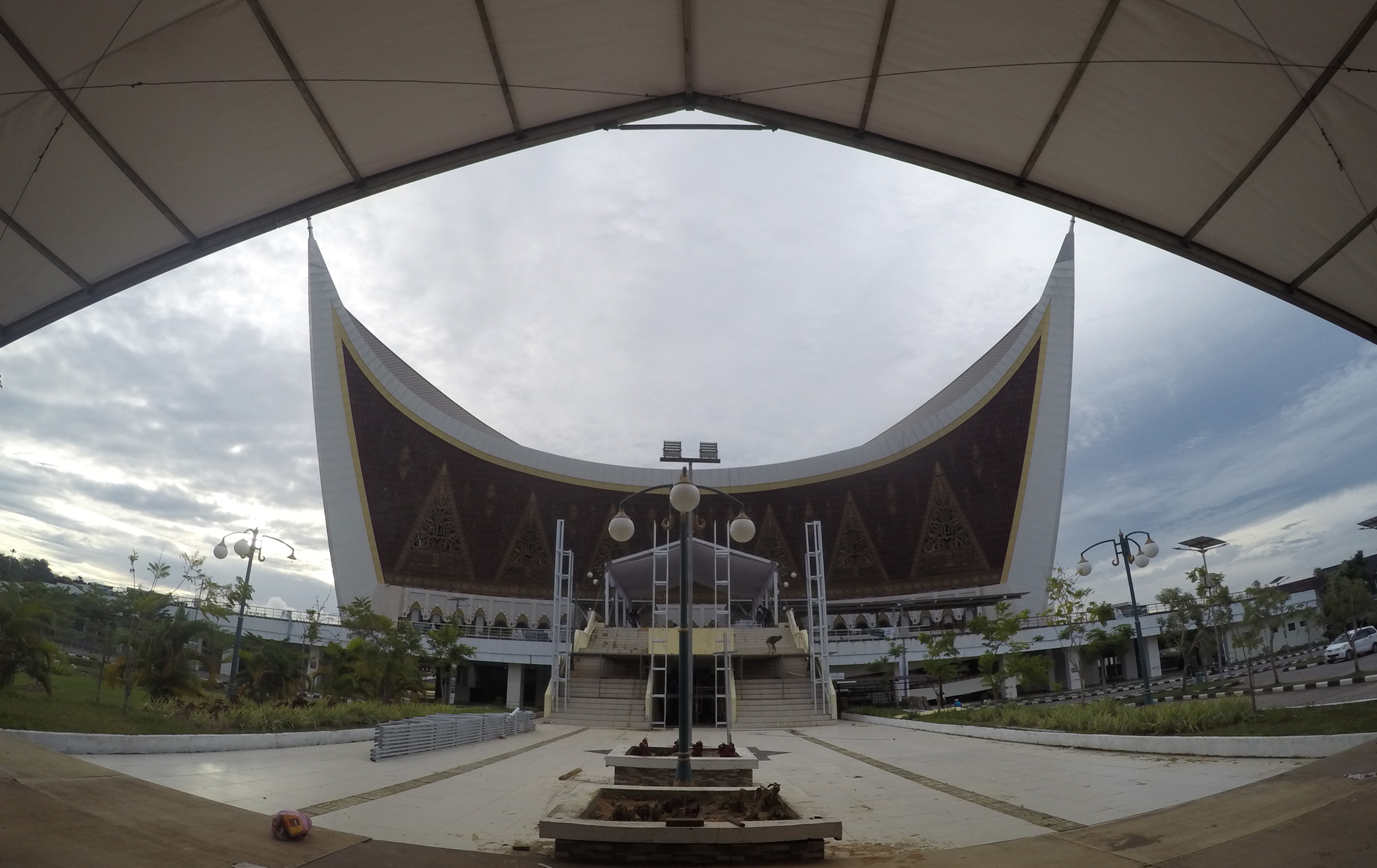 Pekerja memasang panggung di Masjid Raya Sumbar yang merupakan venue utama Perhelatan MTQ tingkat Nasional ke-28.