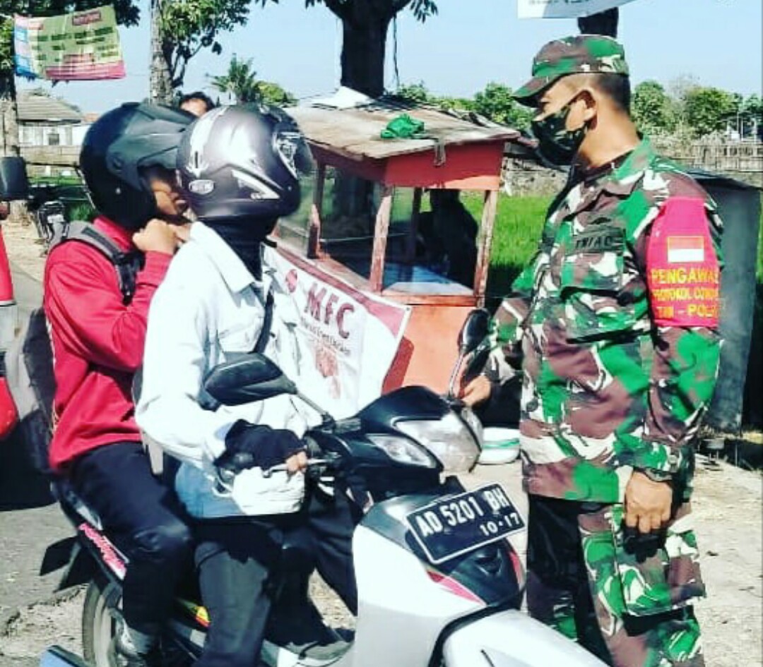 Petugas menjaring pelanggar protokol kesehatan dalam operasi Yustisi di Kabupaten Klaten