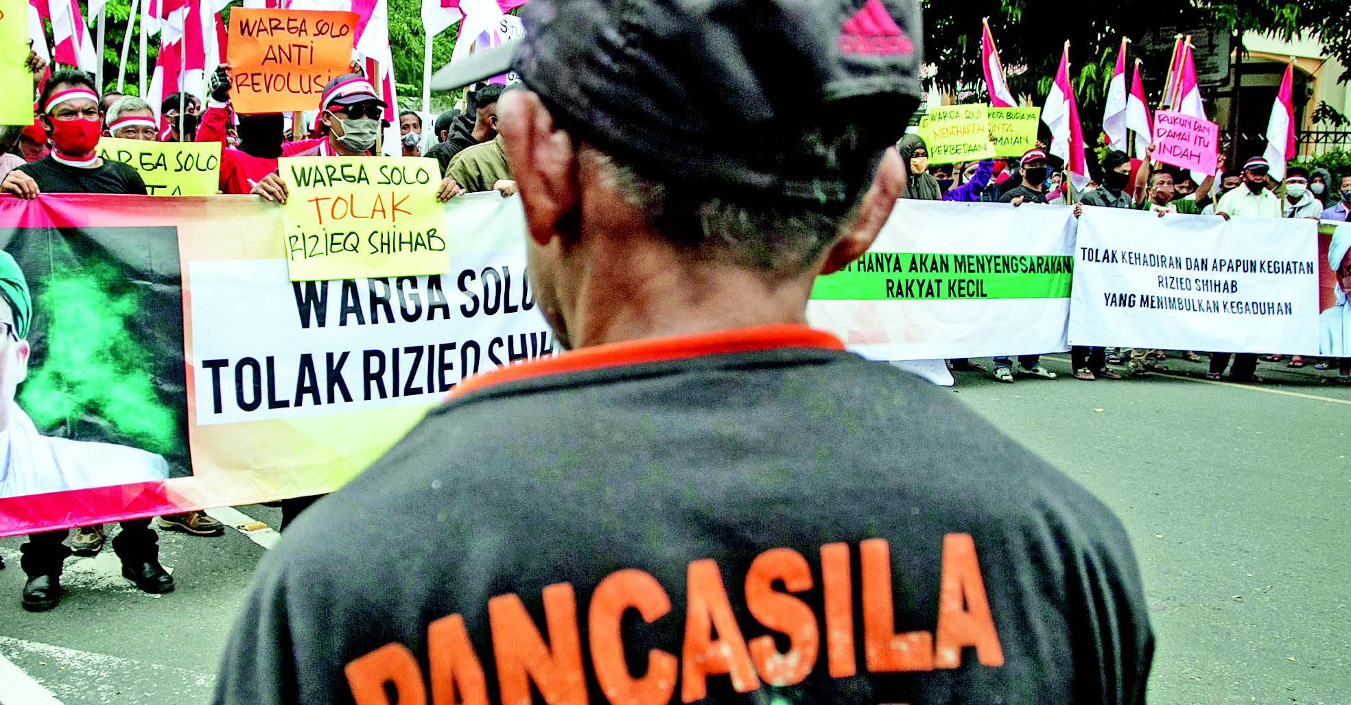 AKSI MENOLAK RIZIEQ: Massa yang tergabung dalam Aliansi Warga Kota Solo menggelar spanduk dan poster menolak Rizieq Shihab di Gladak, Solo, 