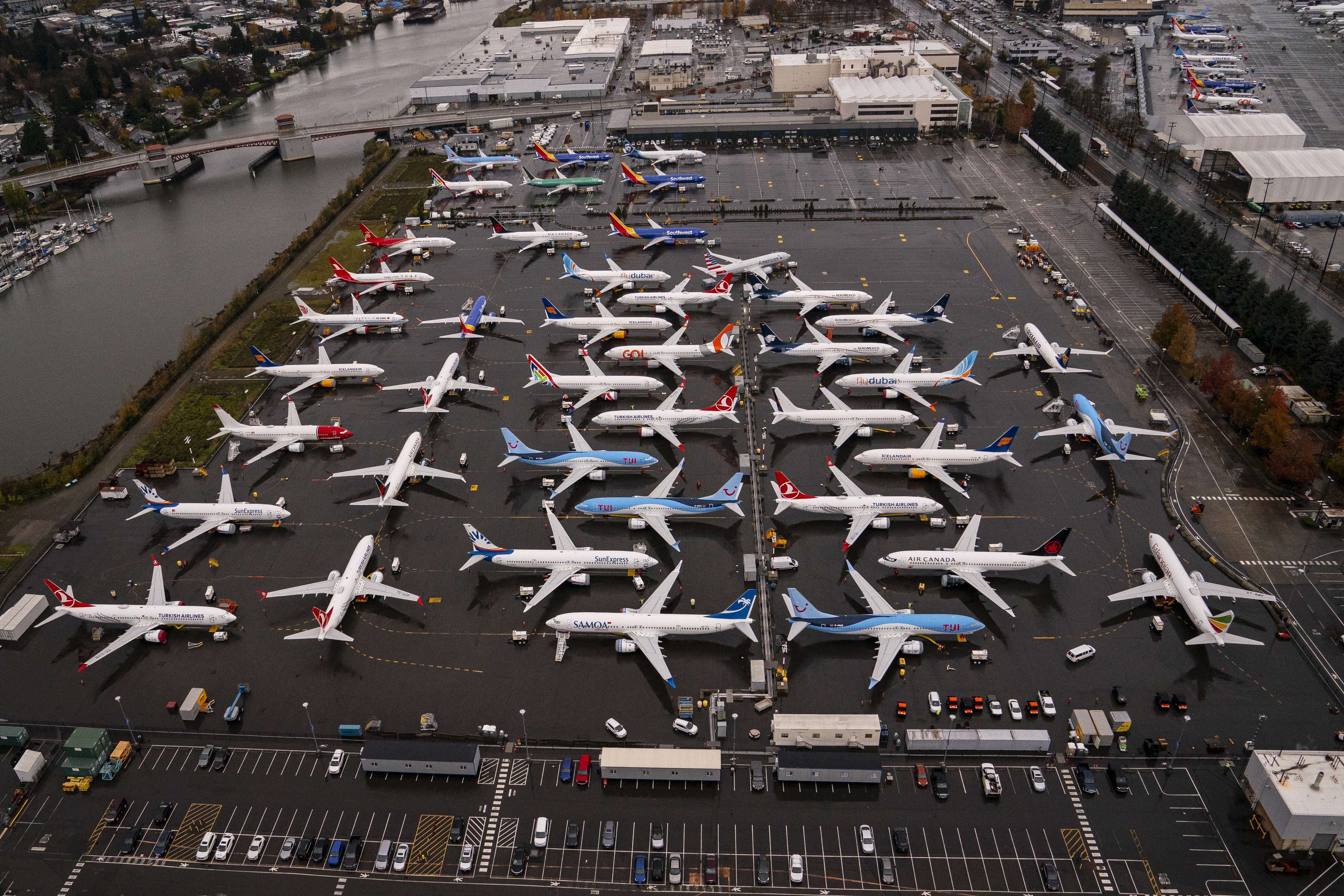 Pesawat Boeing 737 diparkir di fasilitas produksi milik Boeing di Renton, Washington, AS.