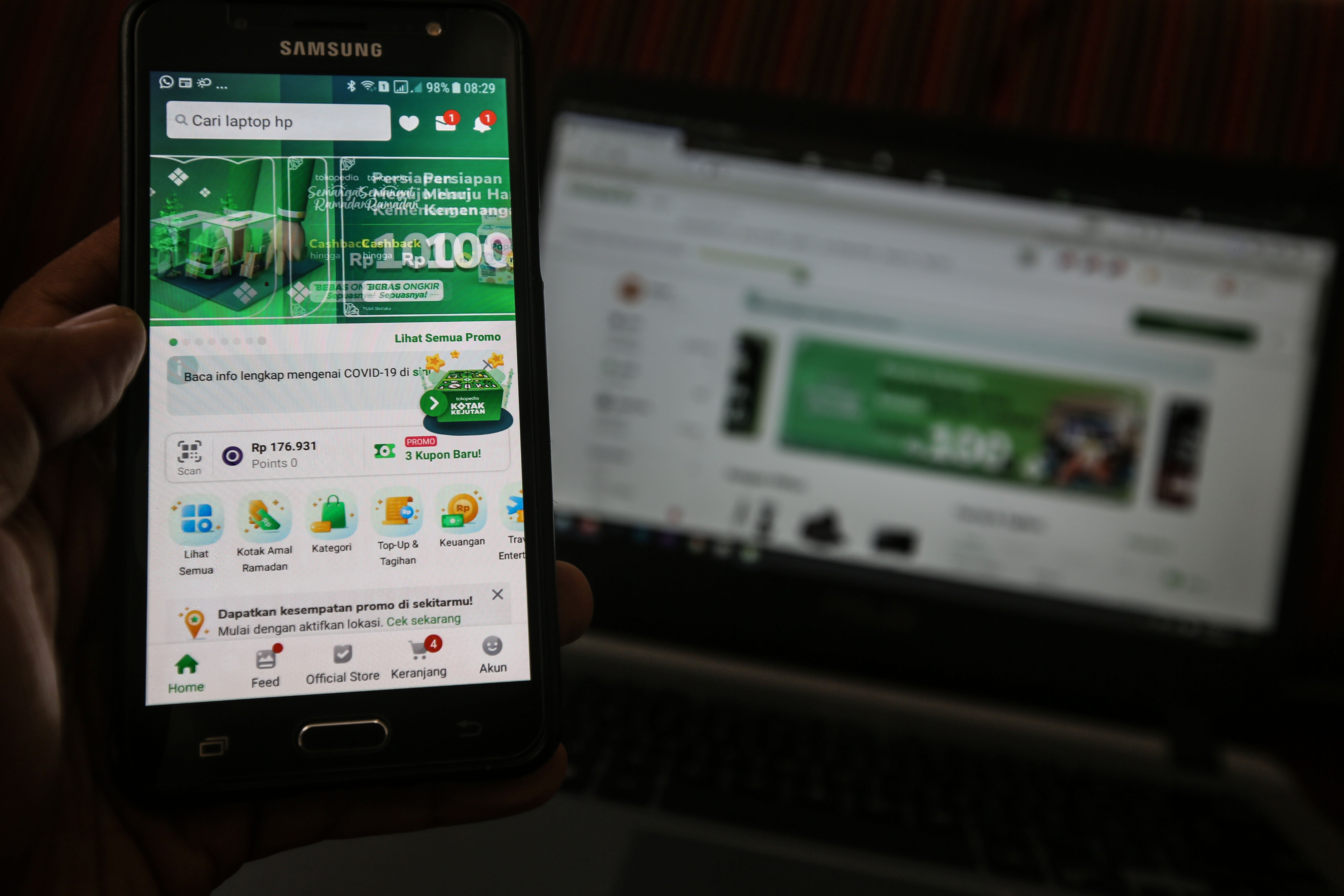 Ilustrasi warga menggunakan aplikasi e-commerce di tengah perkembangan ekonomi digital.