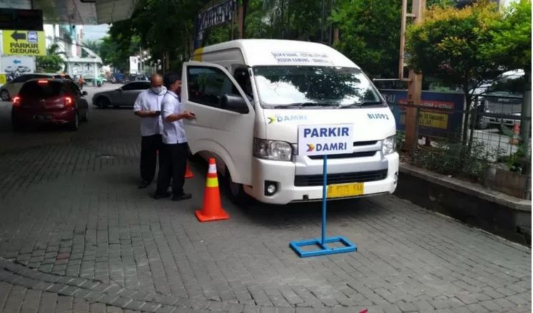 Armada Damri yang melayani rute Blok M-Bandung parkir di kawasan Blok M.