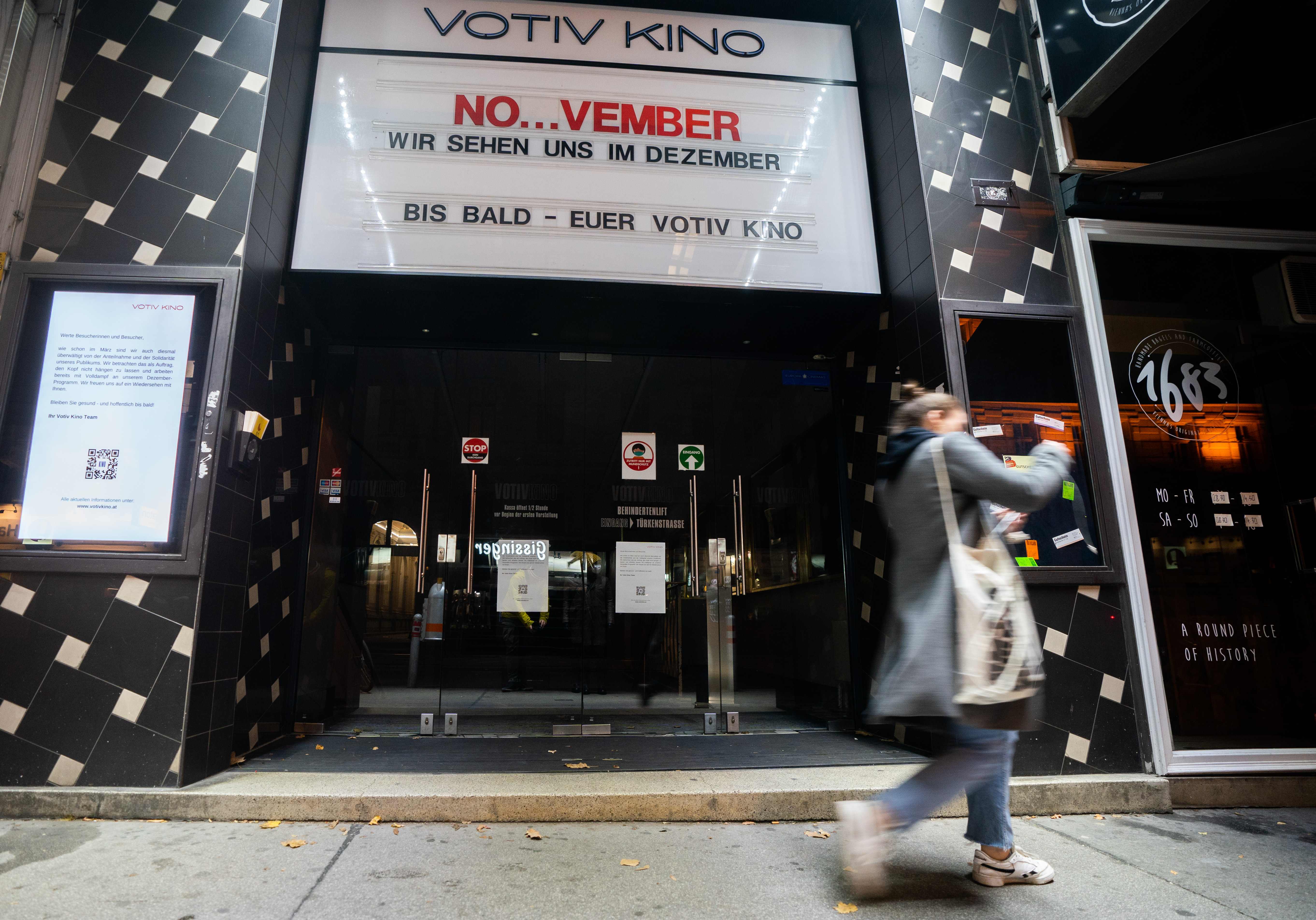 Warga melintas di depan bioskop yang tutup di Wina, Austria. Pemerintah Austria kembali memberlakukan lockdown untuk mengatasi pandemi.