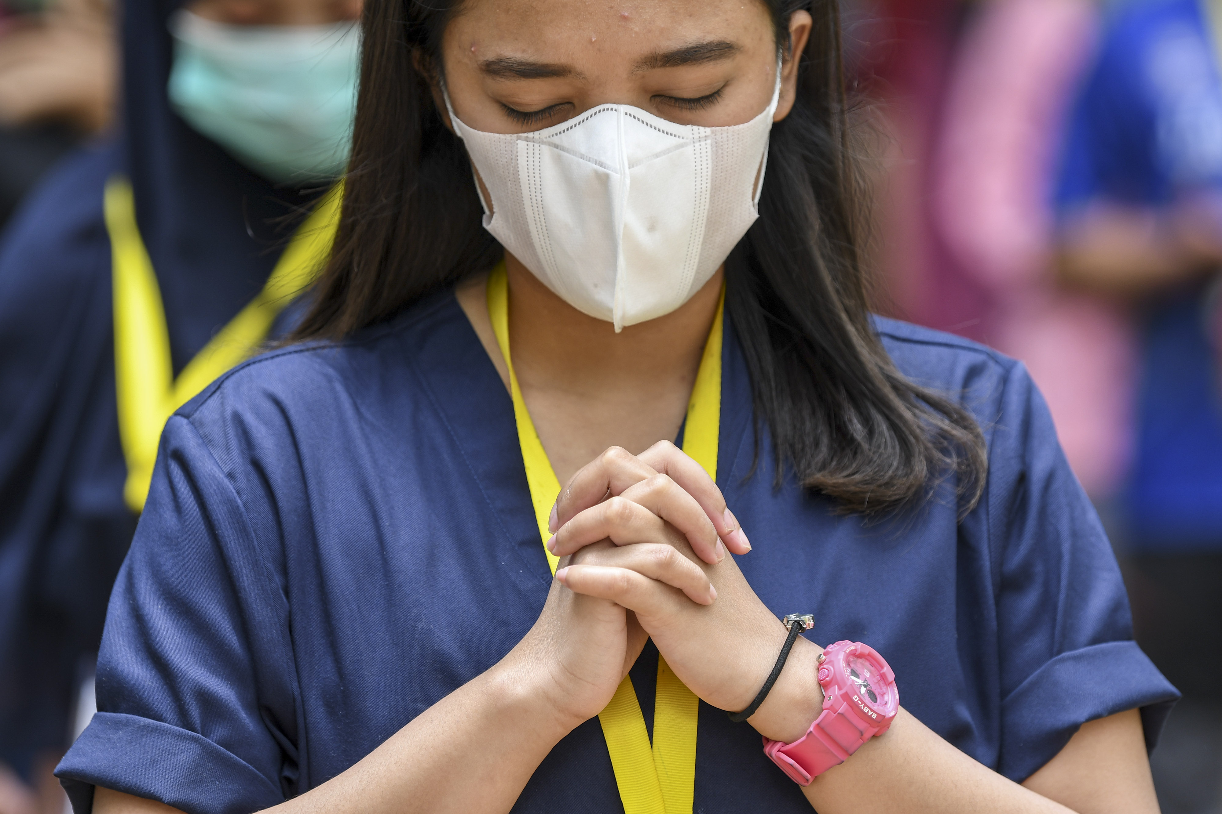 Seorang tenaga kesehatan berdoa saat memperingati Hari Kesehatan Nasional (HKN) ke-56 di Rumah Sakit Darurat COVID-19 Wisma Atlet Kemayoran.