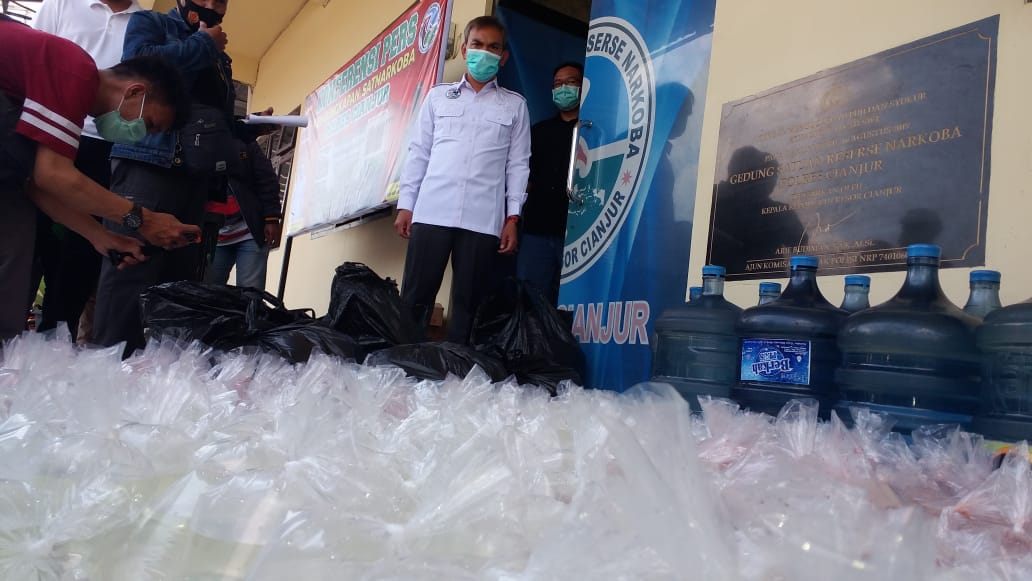 Polisi Cianjur menunjukkan barang bukti miras oplosan yang dikemas di dalam plastik dan siap dijual.