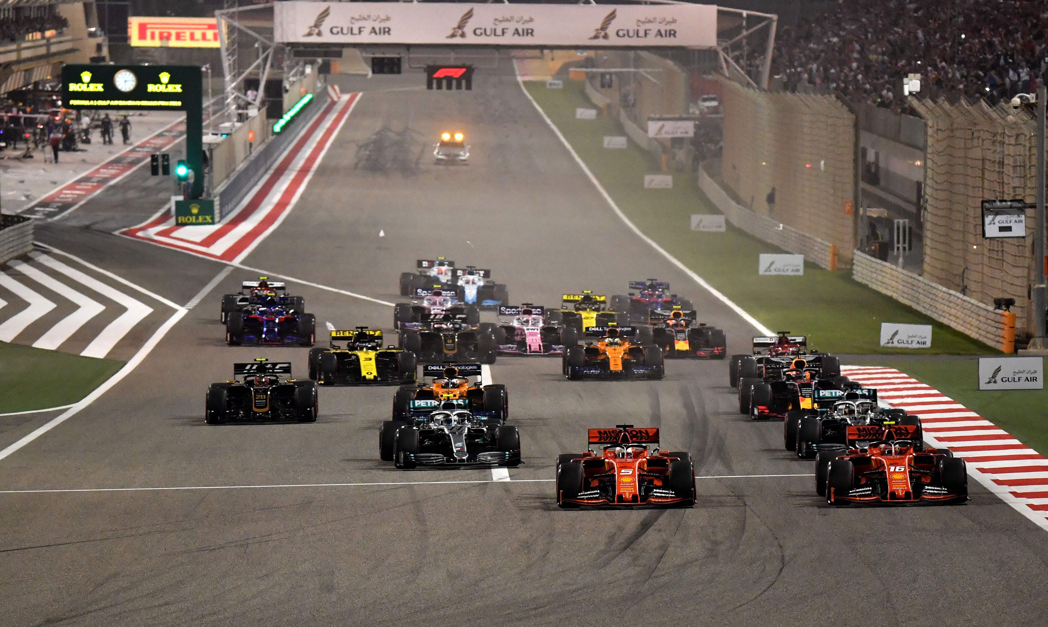Aksi para pembalap Formula 1 di Sirkuit Sakhir, Bahrain, pada tahun lalu.