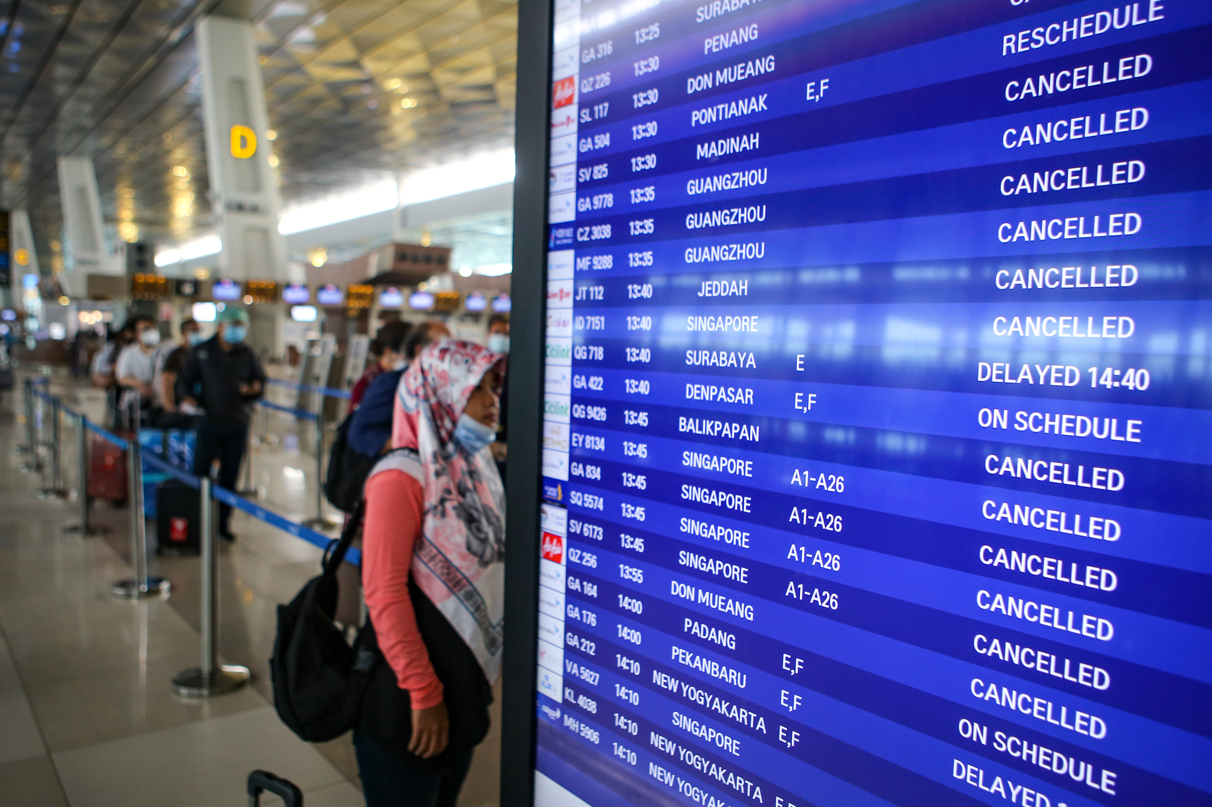 Calon penumpang mengantre di pelayanan tiket di Terminal 3 Bandara Soekarno Hatta, Tangerang, Banten, Selasa (10/11).