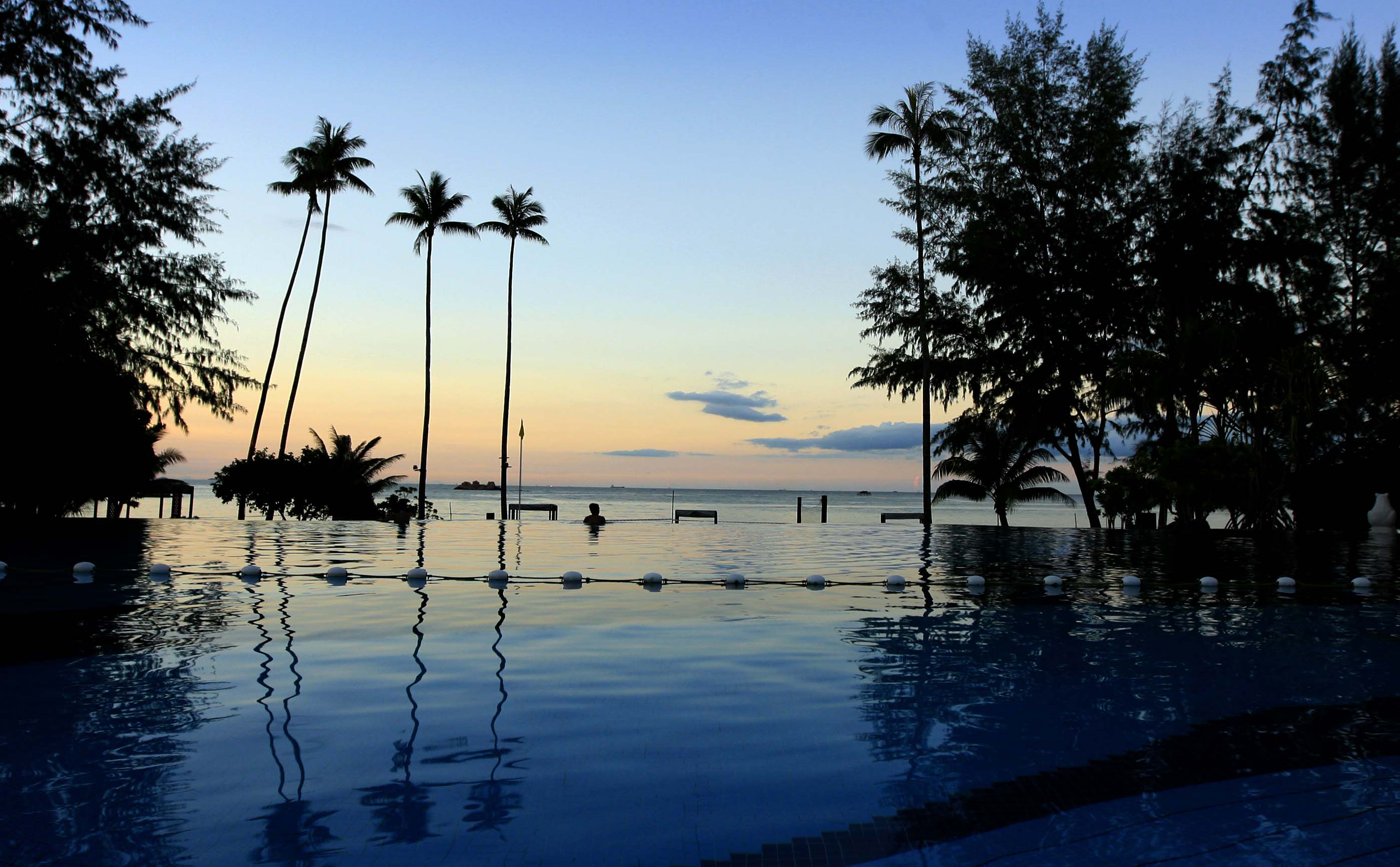Wisatawan menikmati senja di salah satu resort di Bintan.