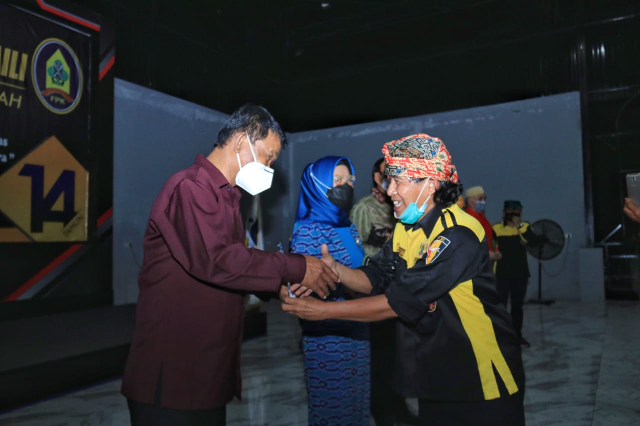 Calon Gubernur Sulteng Rusdy Mastura berjabat dengan tokoh masyarakat Kaili, Dasmin Lamasiara.