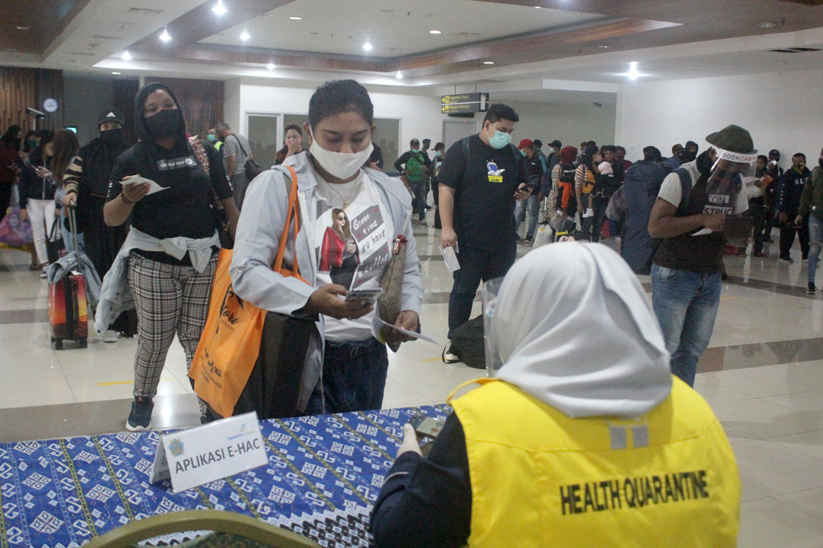 Petugas dari Kantor KKP memeriksa kartu kewaspadaan kesehatan (HAC) penumpang pesawat di Bandara El Tari Kupang, NTT.