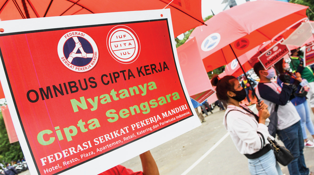 Sejumlah buruh yang tergabung dalam Federasi Serikat Pekerja Mandiri (FSPM) berunjuk rasa di kawasan Monumen Nasional (Monas) Jakarta.