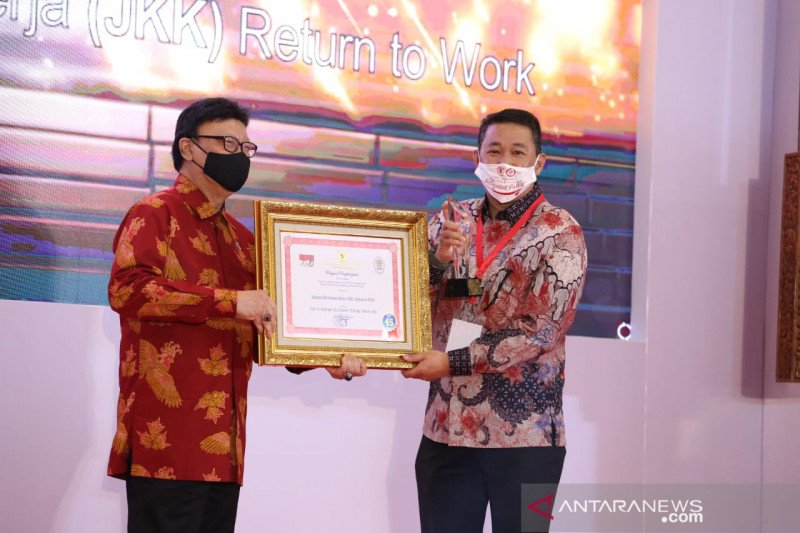 Direktur Pelayanan BPJAMSOSTEK Krishna Syarif (kanan) menerima penghargaan Sinovik Award 2020 yang diberikan Menpan RB Tjahjo Kumolo. 