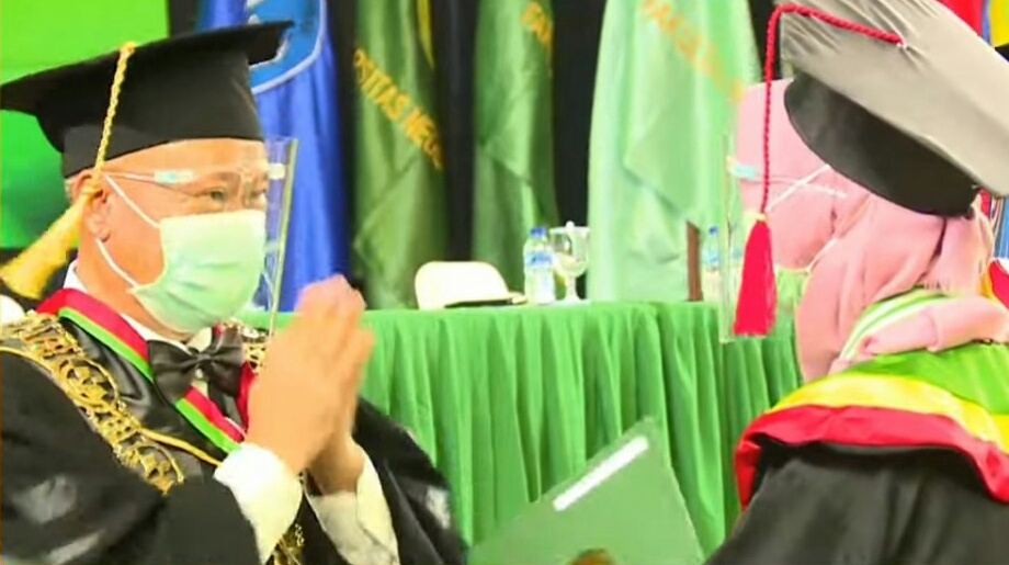 Prosesi wisuda virtual UNJ dengan teknologi robotik