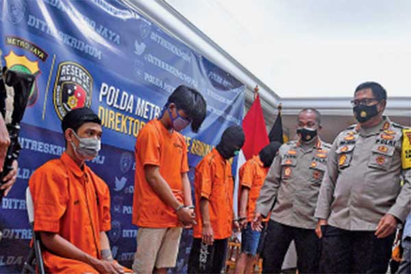  Kapolda Metro Jaya Irjen Pol Nana Sudjana (kanan) didampingi Kabid Humas Kombes Yusri Yunus (kedua kanan) berdialog dengan para begal