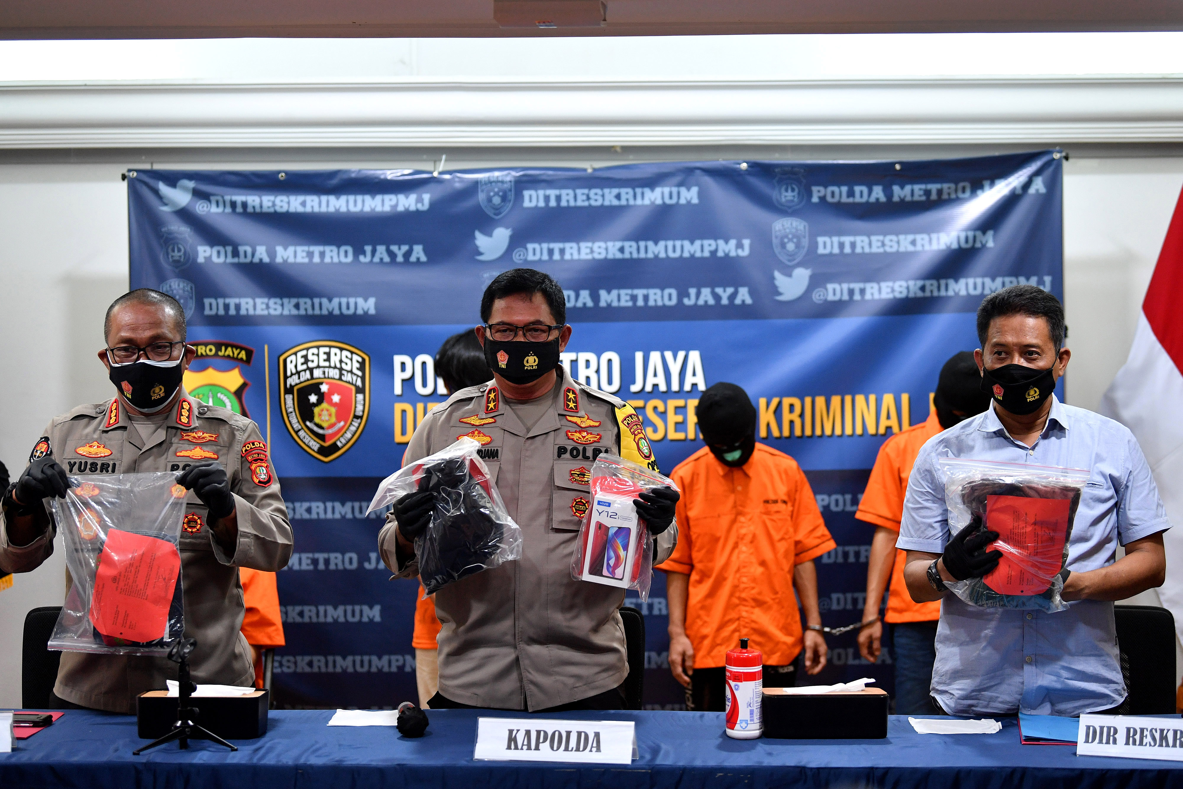 Kapolda Metro Jaya Irjen Pol Nana Sudjana (tengah) saat rilis kasus begal sepeda di Polda Metro Jaya, Jakarta, Selasa (3/11).