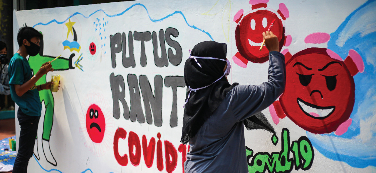 Sejumlah siswa mengikuti lomba membuat mural sosialisasi pentingnya memutus mata rantai penyebaran virus covid-19 di Tangerang, Banten.
