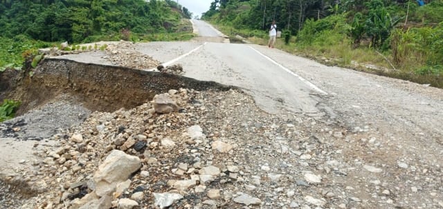 Jalan Mega-Fef Kabupaten Tambrauw yang rusak berat