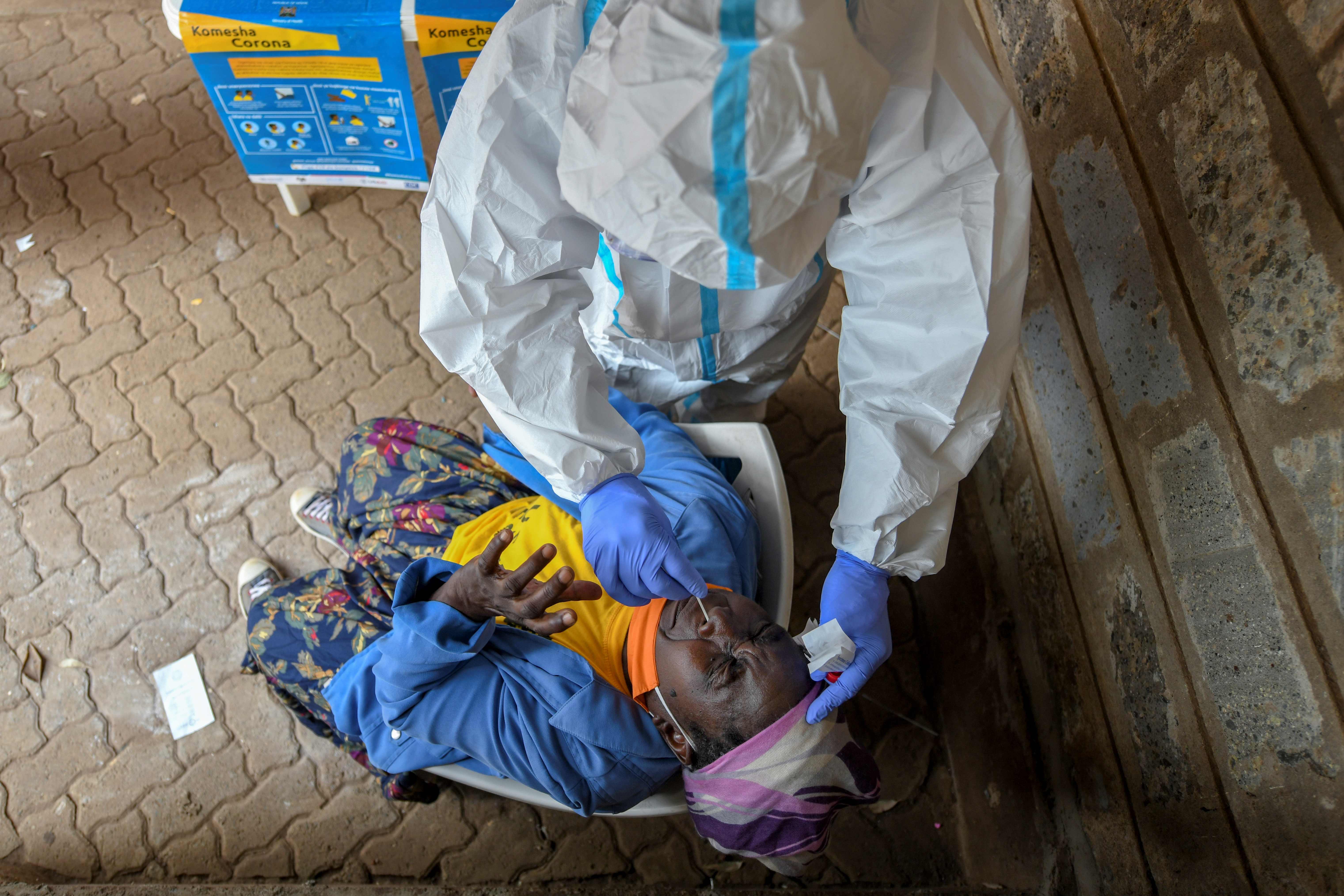 Seorang warga menjalani swab test di Nairobi, Kenya.