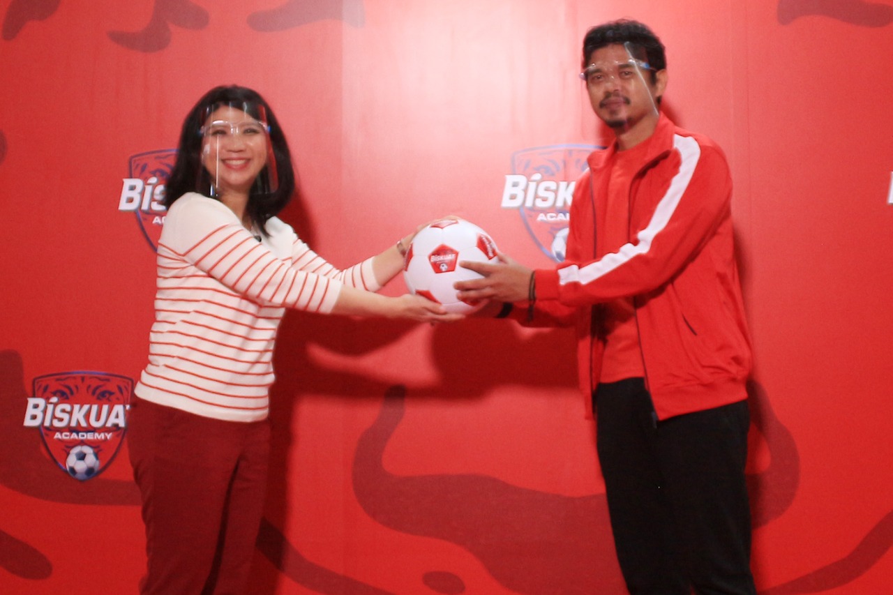 Mantan pemain timnas Indonesia, Bambang Pamungkas (kanan) menerima bola sebagai simbol untuk melatih anak-anak.