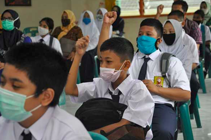 Sejumlah siswa baru yang didampingi orangtuanya mengikuti Masa Pengenalan Lingkungan Sekolah (MPLS).