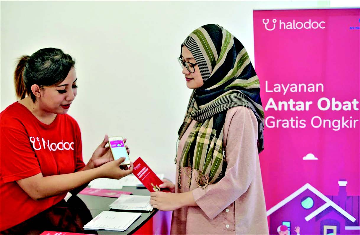 Petugas menjelaskan aplikasi Halodoc ke konsumen di Jawa Timur, Jumat (19/10/2018). Halodoc membuka layanan antar obat ke rumah pasien  