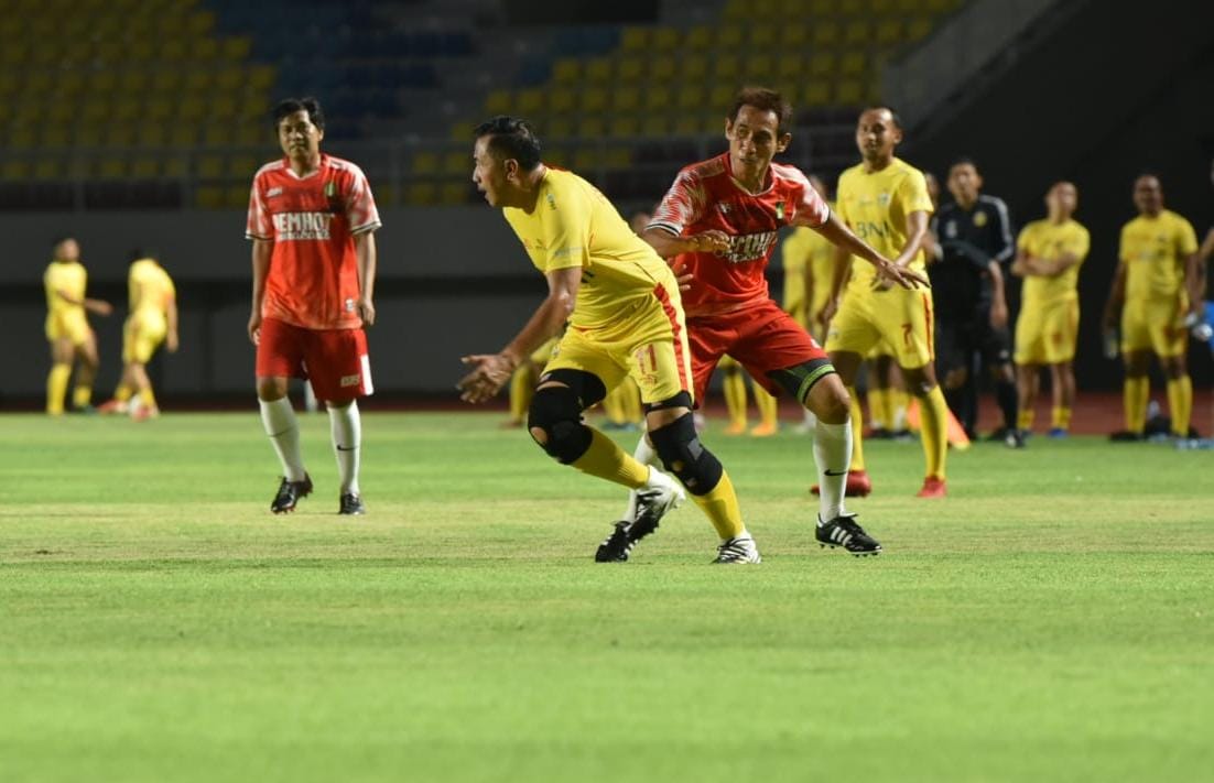 CEO Bhayangkara Solo Irjen Istiono turun dalam pertandingan persahabatan dengan Pemkot Solo