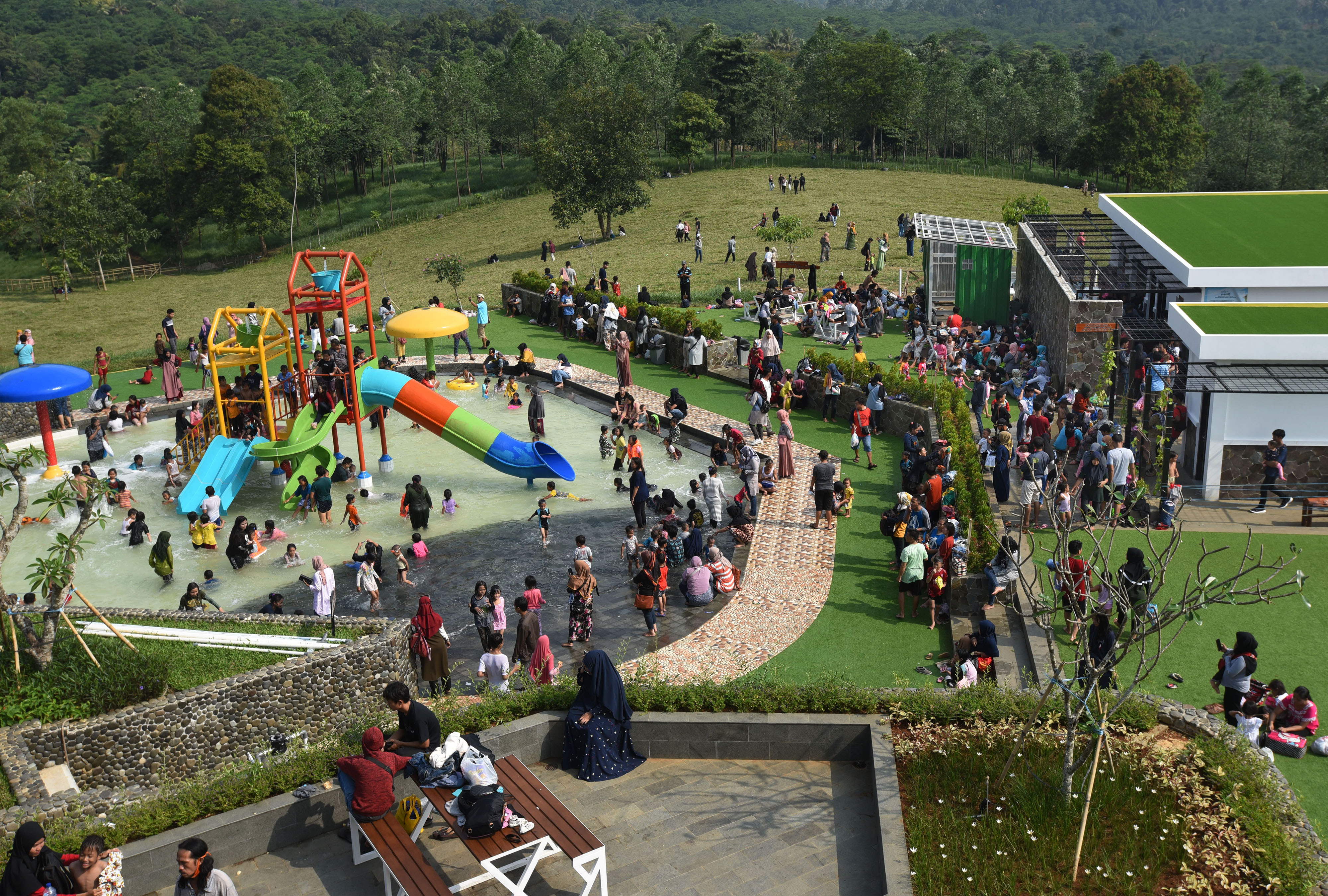 Sejumlah pengunjung memadati kolam pemandian di objek wisata Bukit Waruwangi, Padarincang, Serang, Banten.