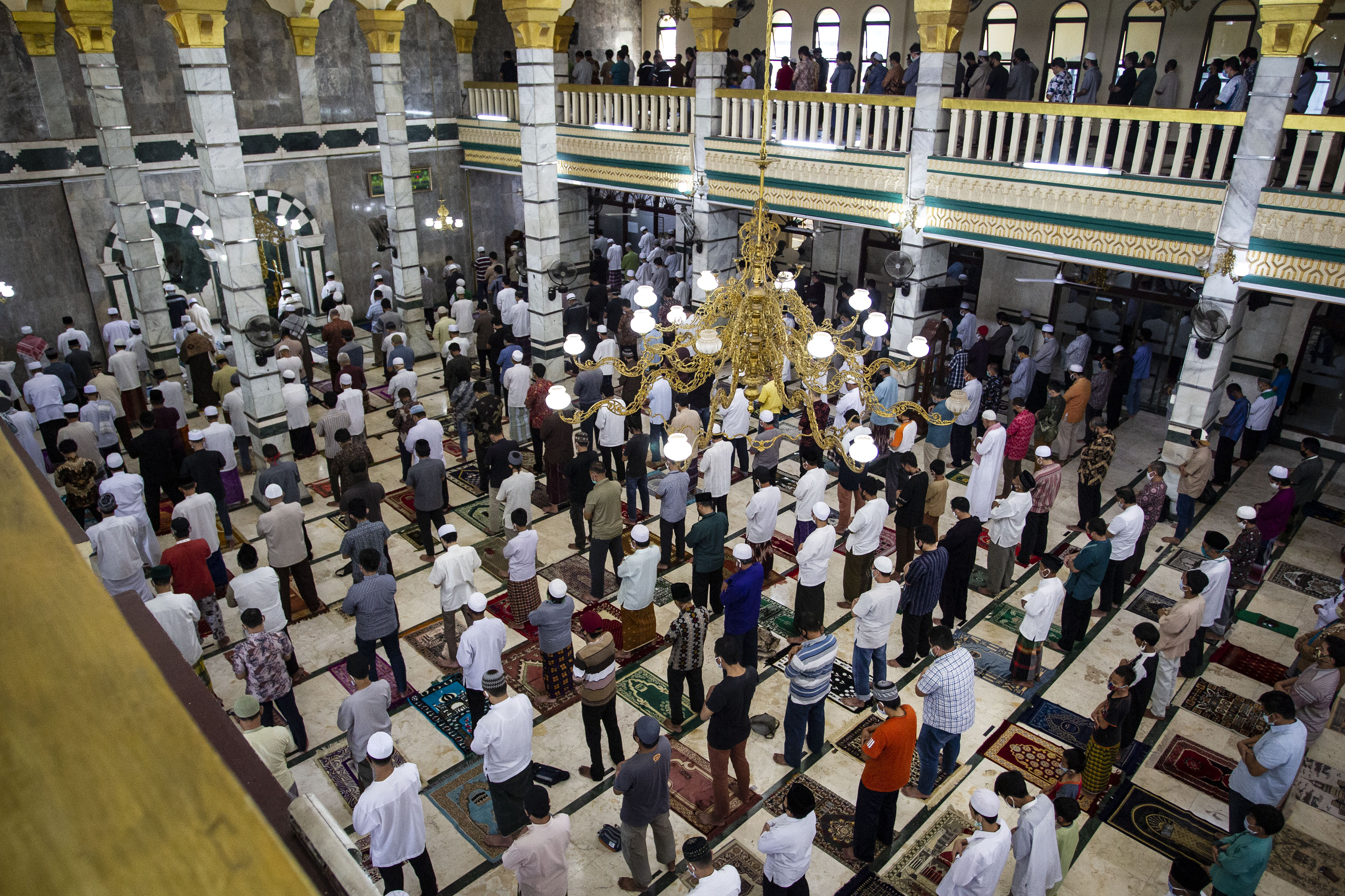  Salat Jumat di salah satu Masjid di kawasan Pancoran, Jakarta, Jumat (18/9/2020).