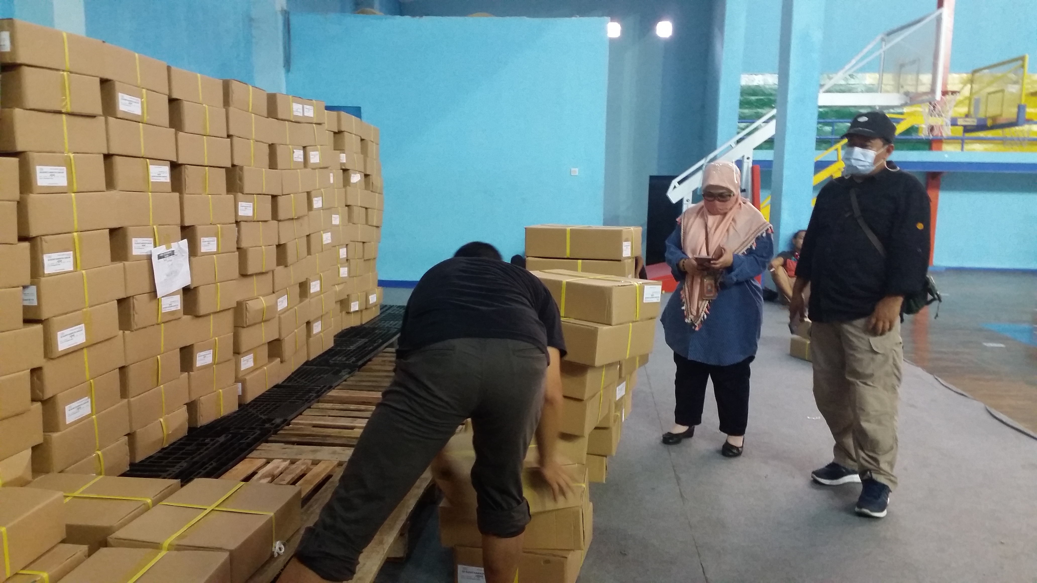 Ketua KPU Kabupaten Cianjur, Jawa Barat, Selly Nurdinah, mengecek pengepakan boks surat suara yang baru diterima dari percetakan.