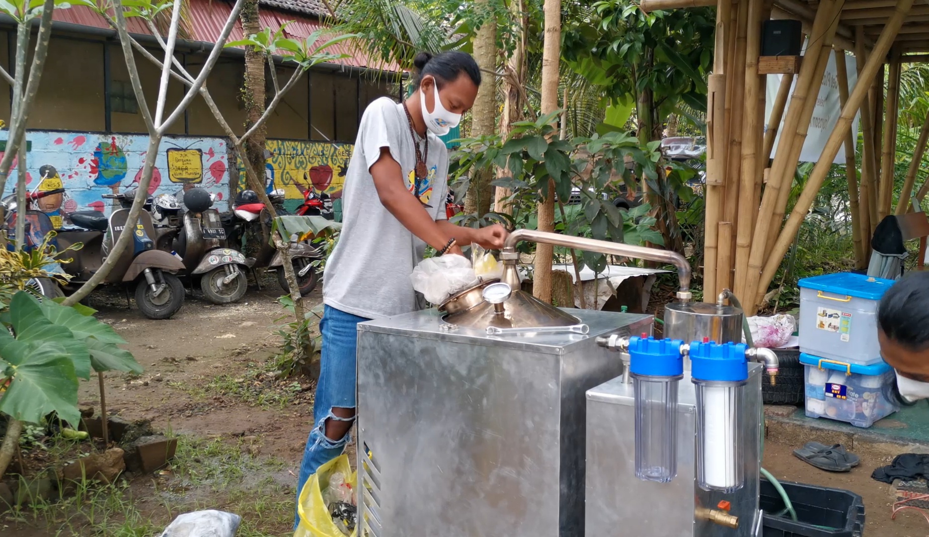 Pengolahan sampah plastik dengan metode pyrolysis menjadi bahan bakar solar dan bensin
