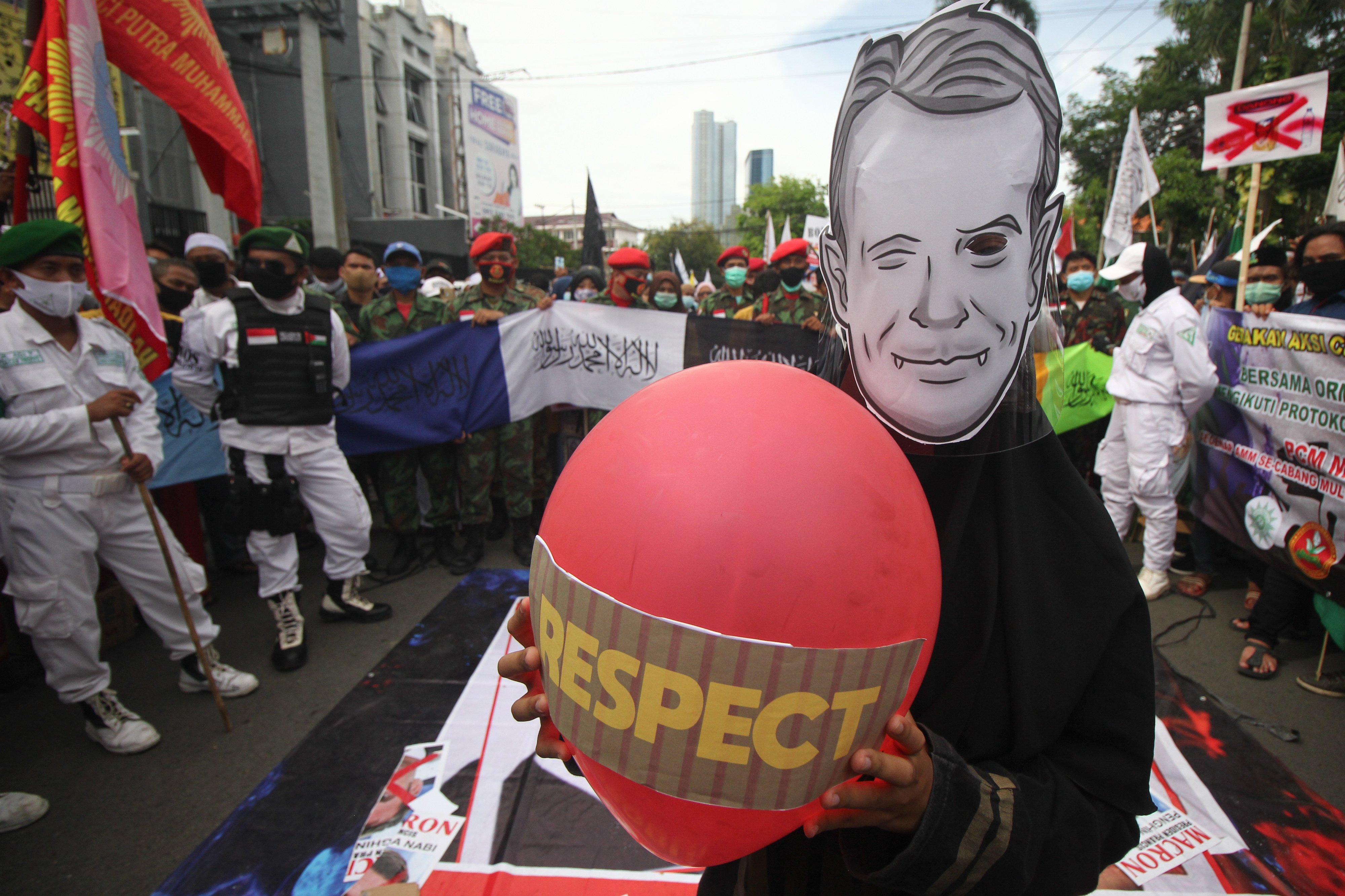 UNJUK RASA MENGECAM PRESIDEN PRANCIS: Massa dari berbagai ormas Islam berunjuk rasa di depan kantor Konsulat Kehormatan Prancis  