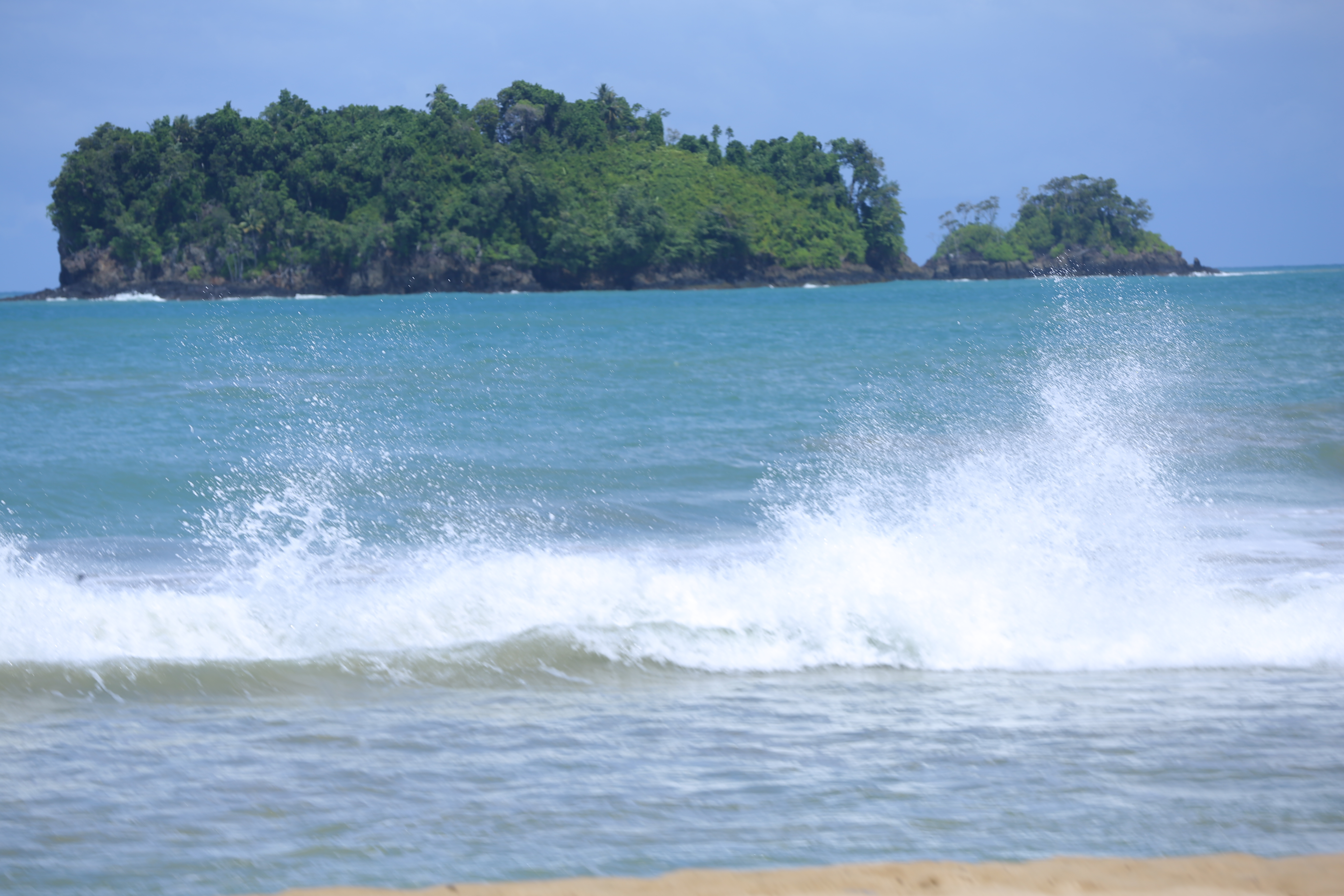 Gelombang tinggi di kawasan pesisir perairan Samudera Hindia