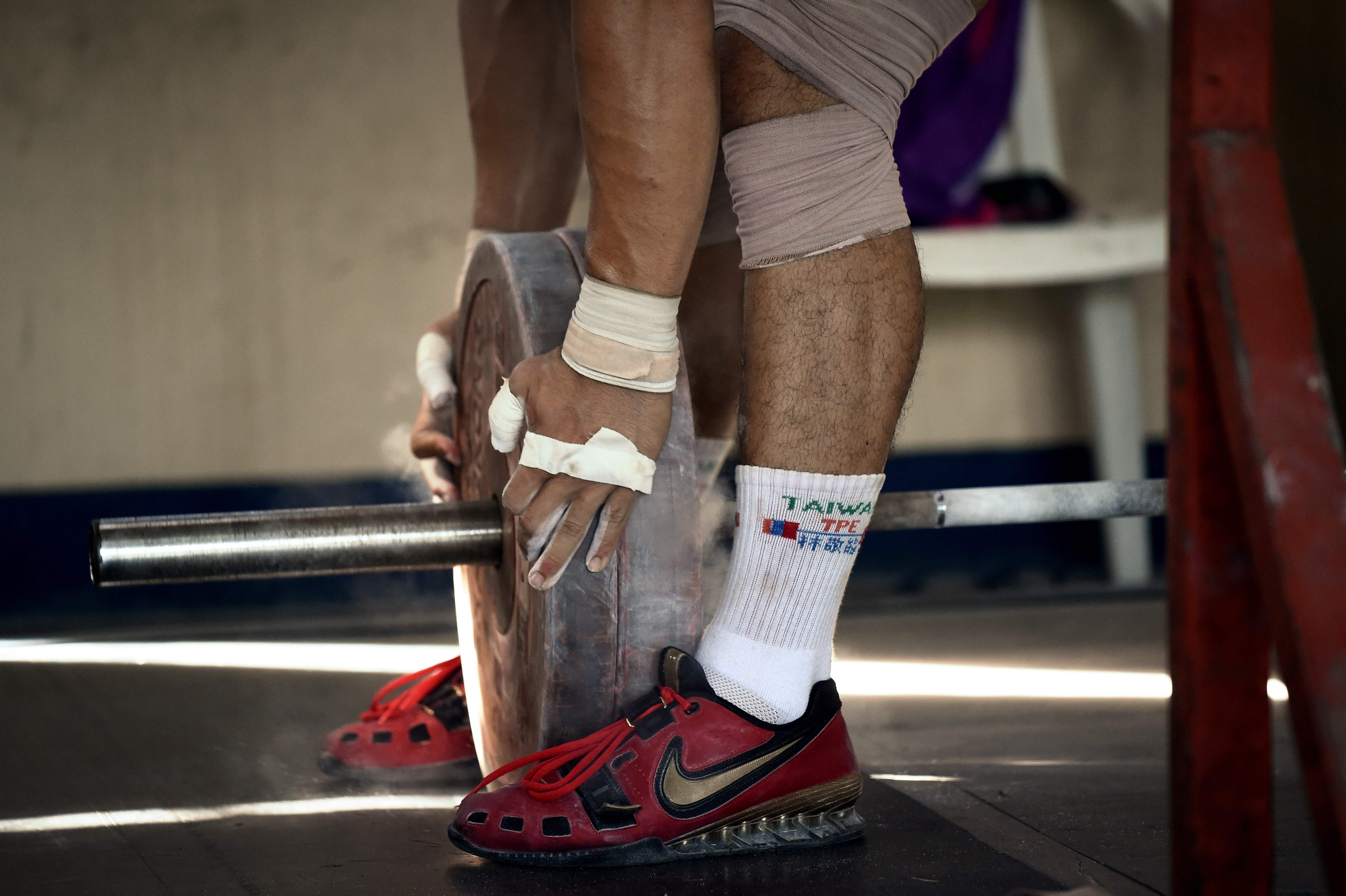 Ilustrasi angkat besi