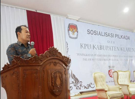 Komisioner KPU Klaten, Samsul Huda, saat sosialisasi pilkada di depan seniman, pelaku seni, dan pegiat seni di Klaten.