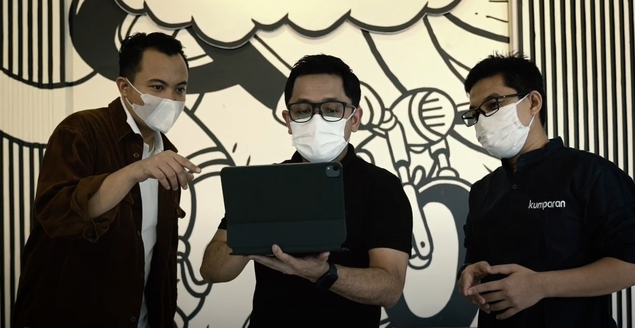 Editor in Chief Kumparan Milenial Adhie Ichsan (kiri), CEO Kumparan Hugo Diba (tengah), dan Editor in Chief kumparan Bisnis Wendiyanto S.
