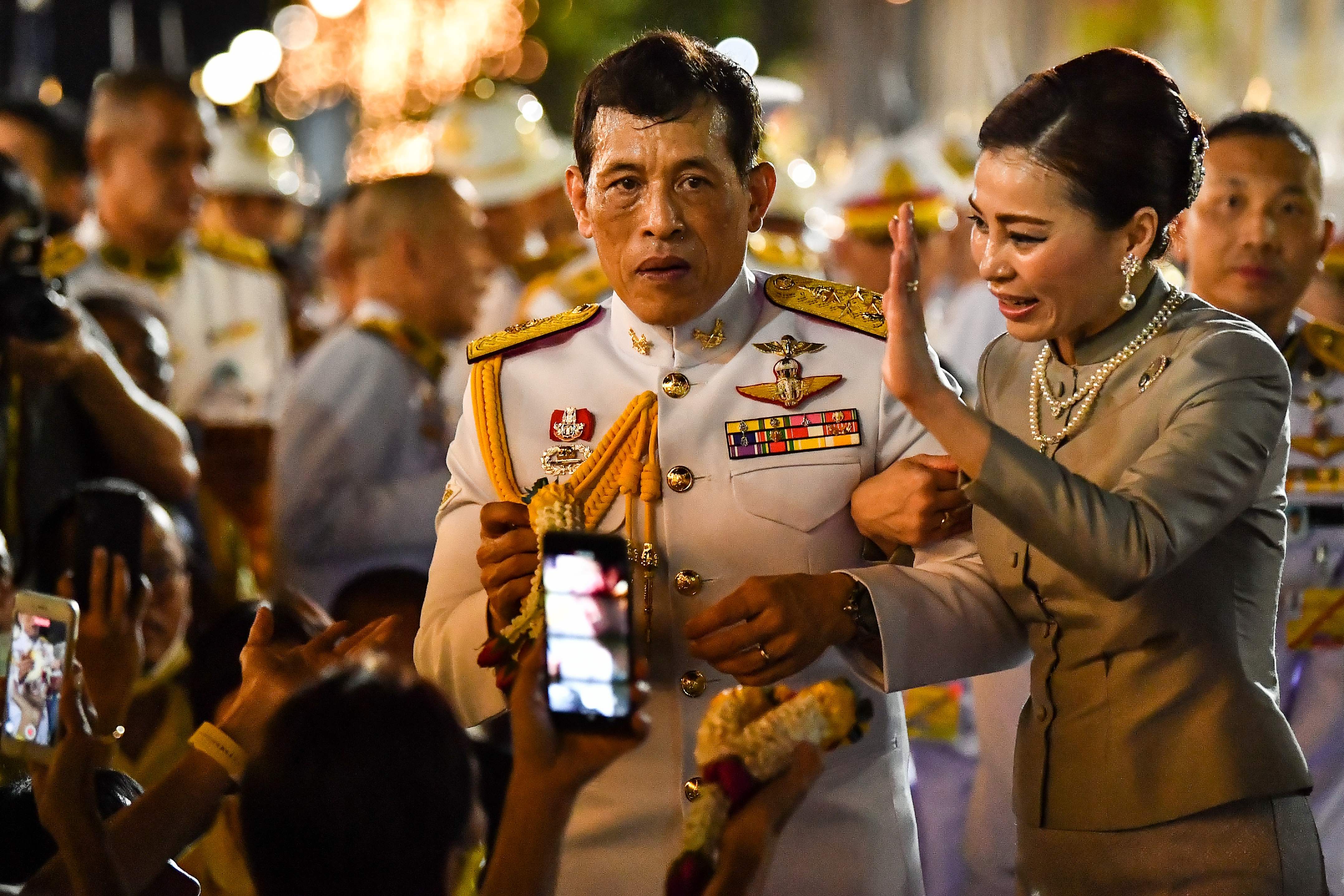 Raja Thailand Maha Vajiralongkorn dan permaisuri Ratu Suthida menemui para pendukung di luar Istana di Bangkok.
