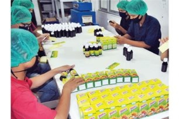 Ilustrasi -- Sejumlah pekerja mengemas madu dari lebah trigona di Kota Bogor, Jawa Barat, kemarin.