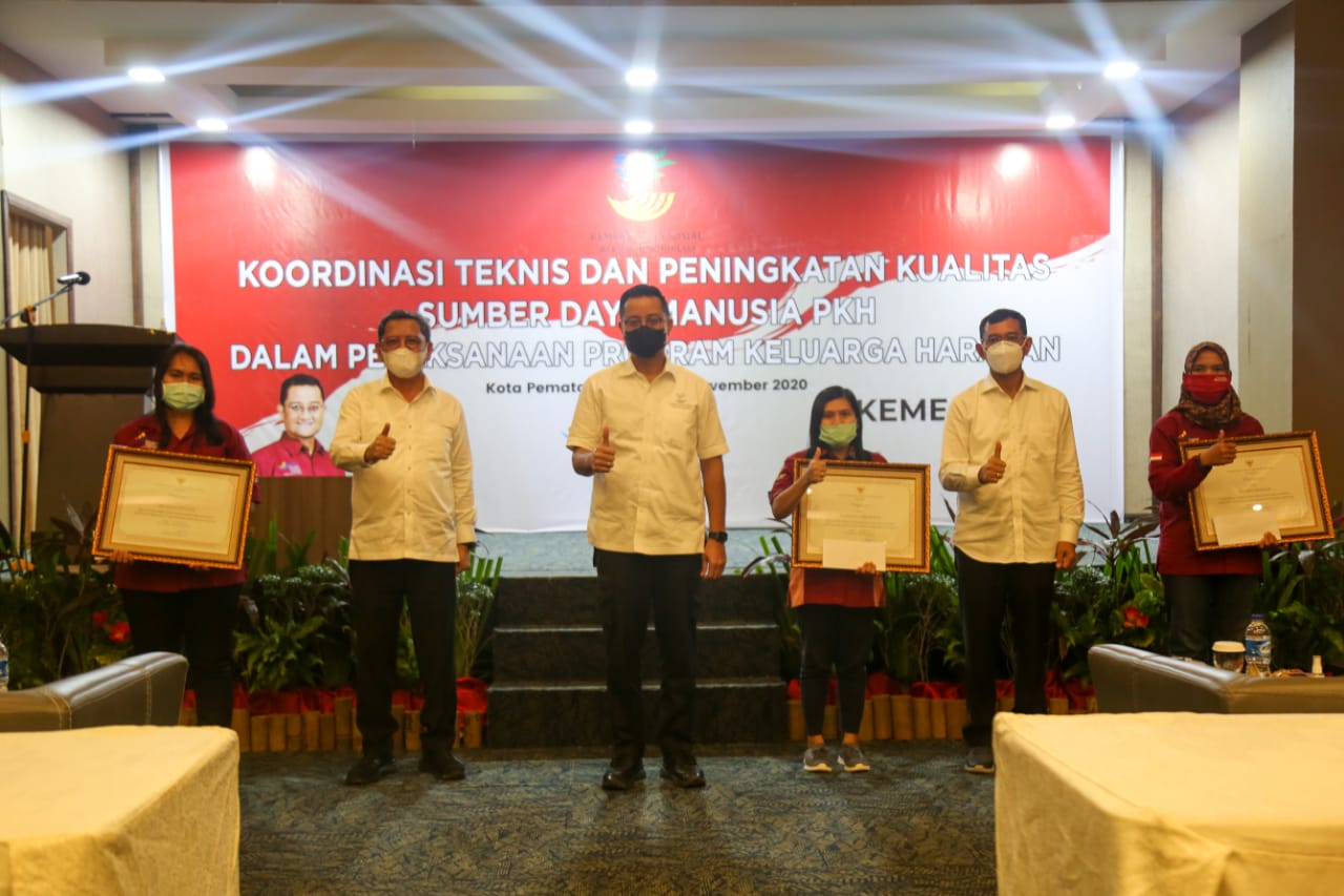 Menteri Sosial Juliari P Batubara bersama sejumlah pendamping Program Keluarga Harapan berprestasi di Kabupaten Simalungun, Sumatra Utara. 