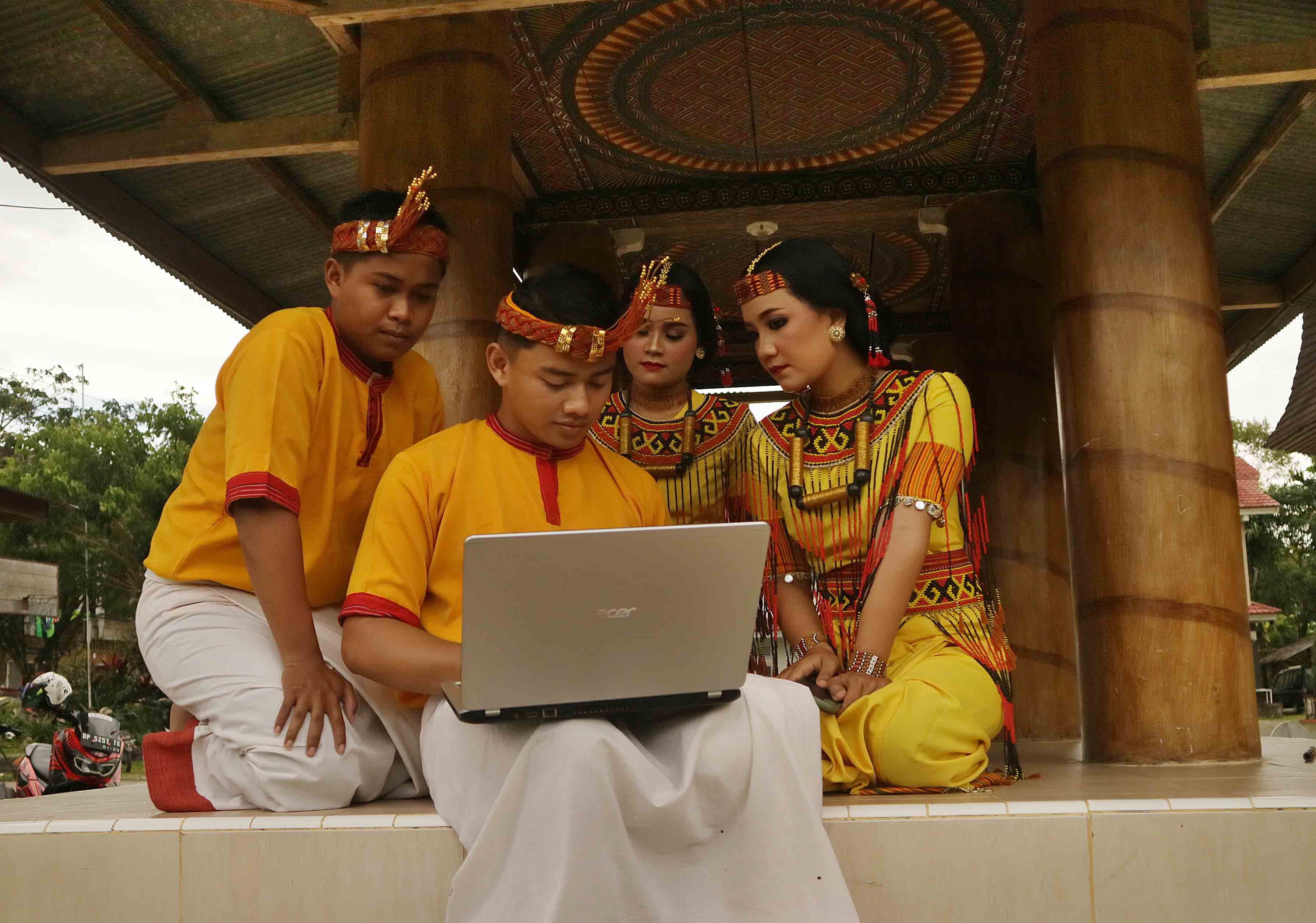 Sanggar tari Dao Sarira membuat konten youtube dan instagram tarian asli Toraja Sanda Oni di Toraja Utara, Sulawesi Selatan.