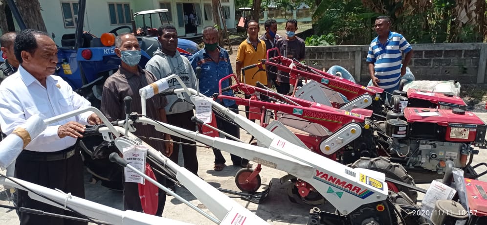 Wakil Bupati Sikka, Romanus Woga menyerahkan bantuan dari Julie Sutrisno Laiskodat kepada 19 kelompok di Sikka, Rabu (11/11/2020)