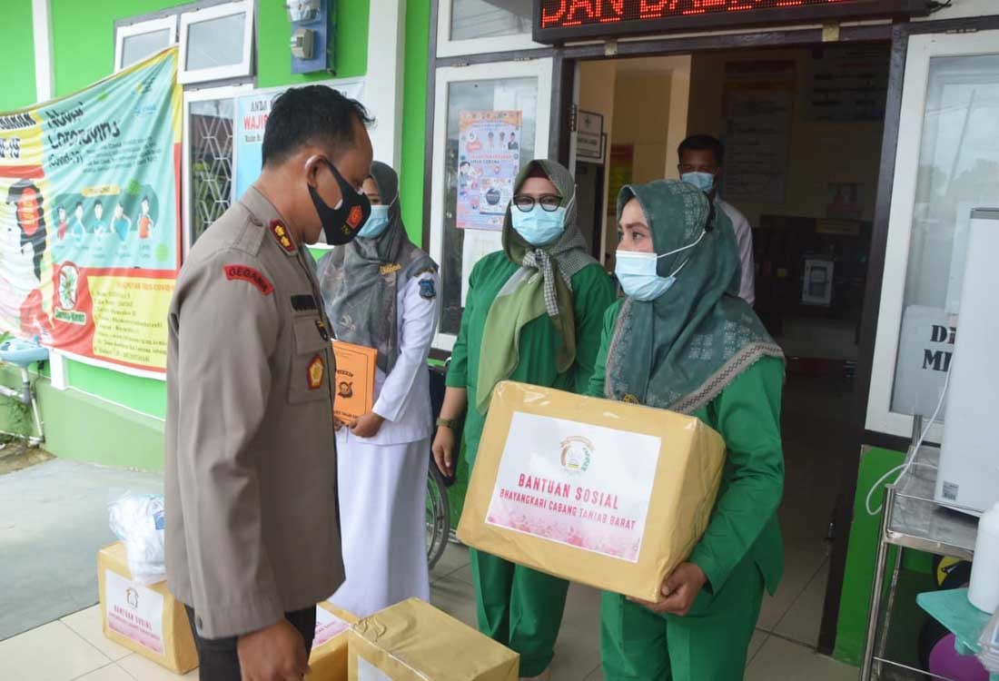 Kapolres Tanjungjabung Barat, Jambi, AKB Guntur Saputro menyerahkan bantuan kepada anggota Bhayangkari